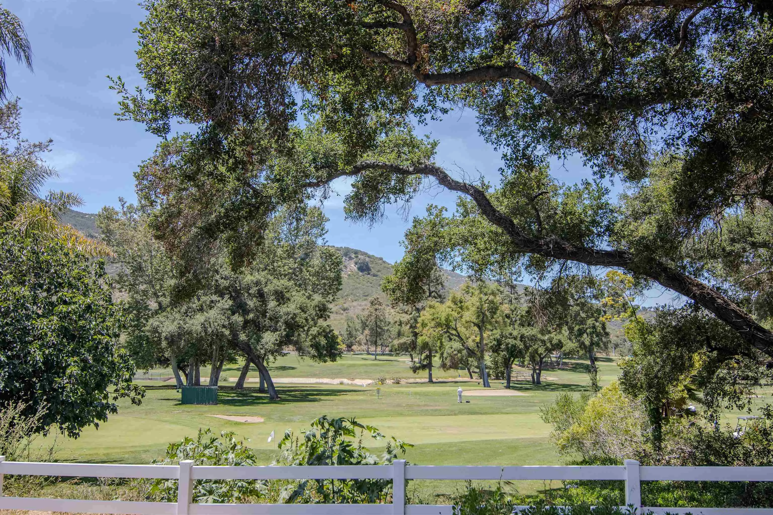 https://cdn.realtyfeed.com/cdn/127/250029415/b525edab89bc7d4545288967da741496.webp