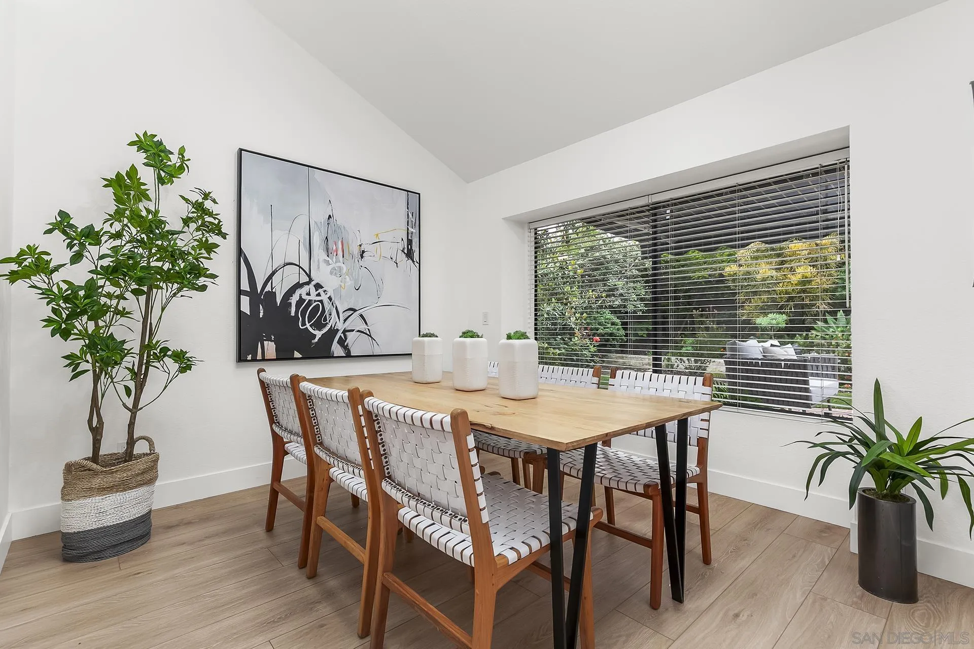 https://cdn.realtyfeed.com/cdn/127/250029549/daff7731127e5e31b6739a1539ae828f.webp