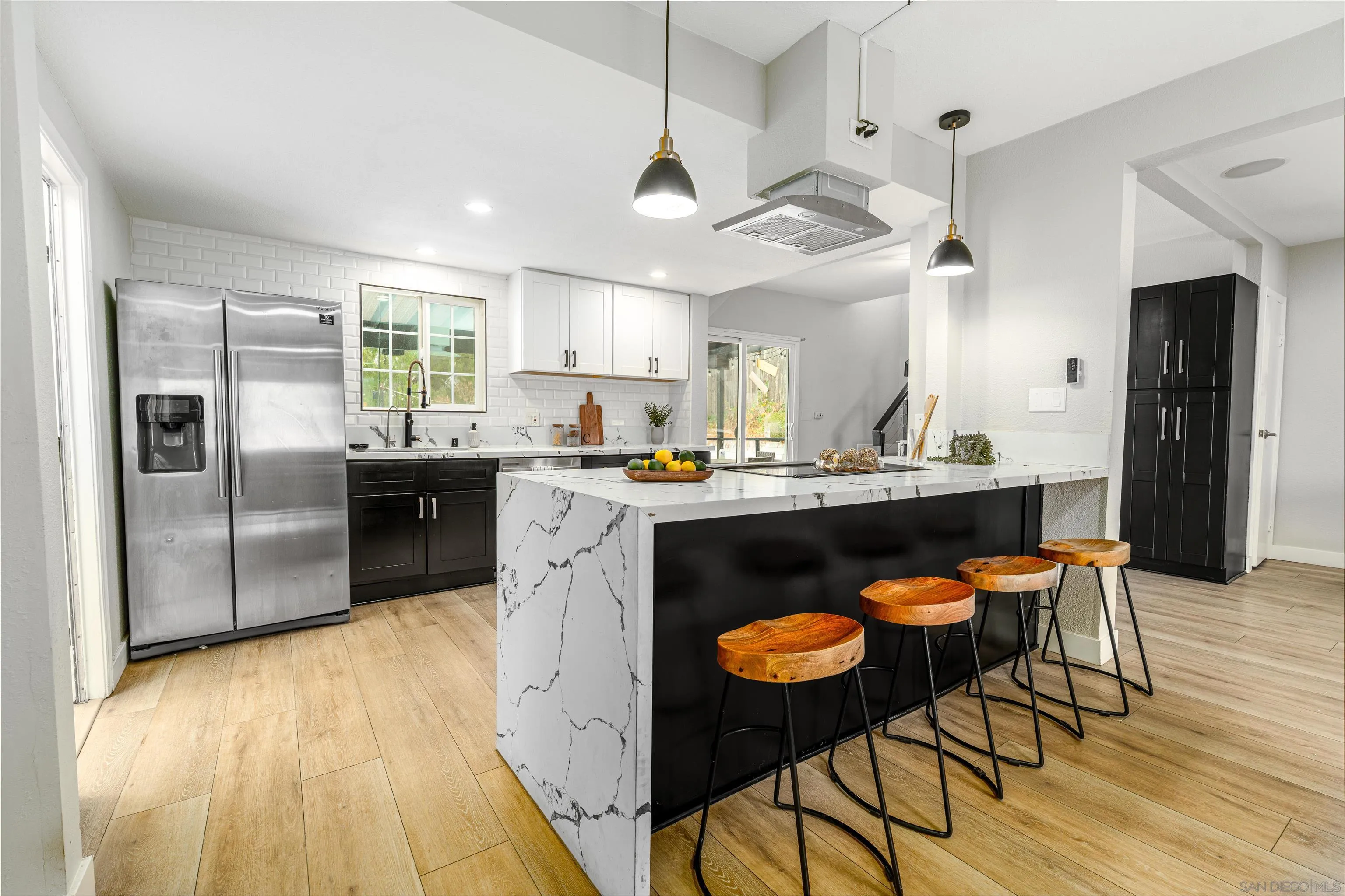 https://cdn.realtyfeed.com/cdn/127/250029723/54201f7be967f372906381295ce2d766.webp