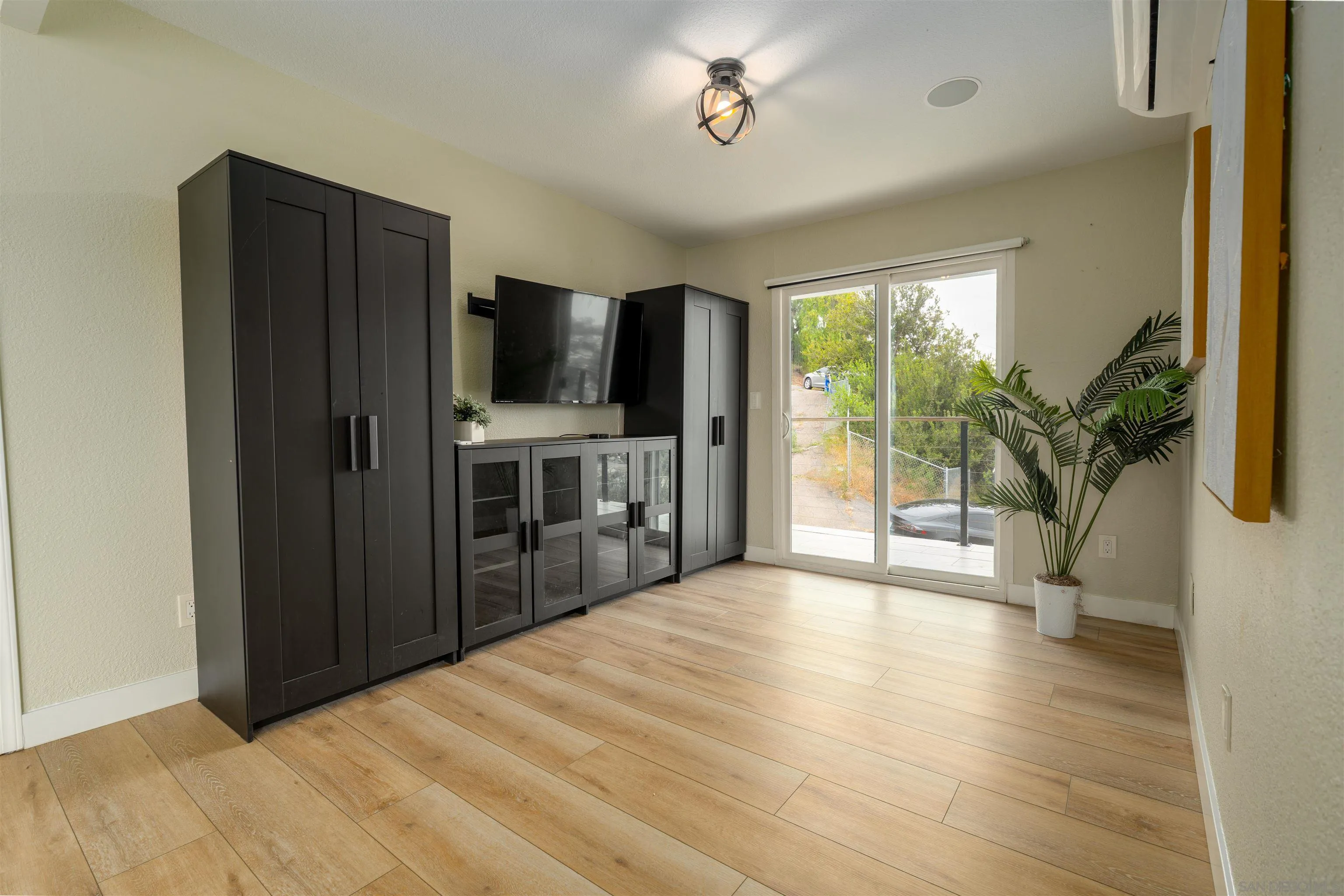 https://cdn.realtyfeed.com/cdn/127/250029723/b6bd49e3a3d83800a18d7051b5465014.webp