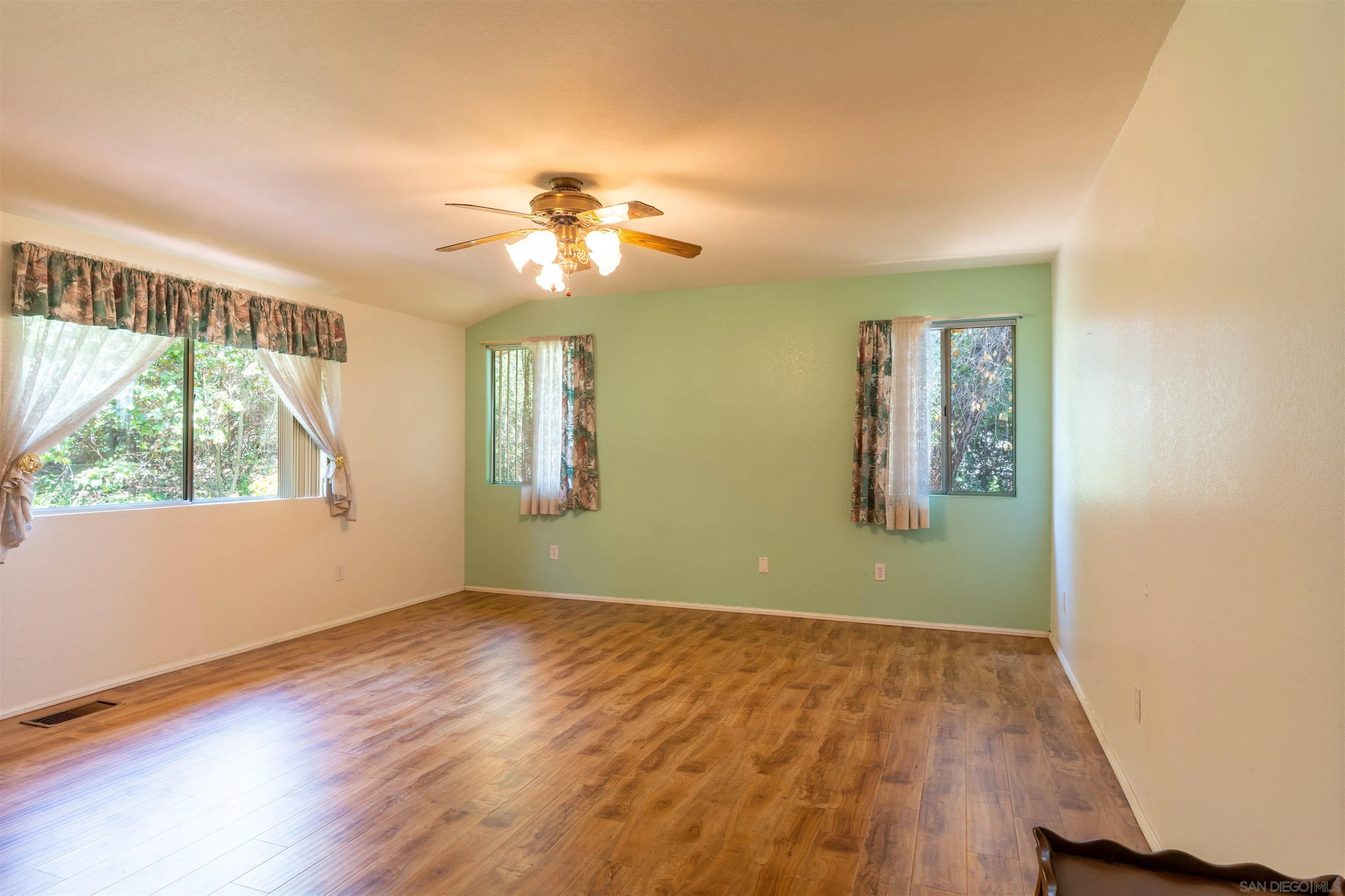 https://cdn.realtyfeed.com/cdn/127/250029729/b8059cc3c23d323ceeecbf712145f29f.webp