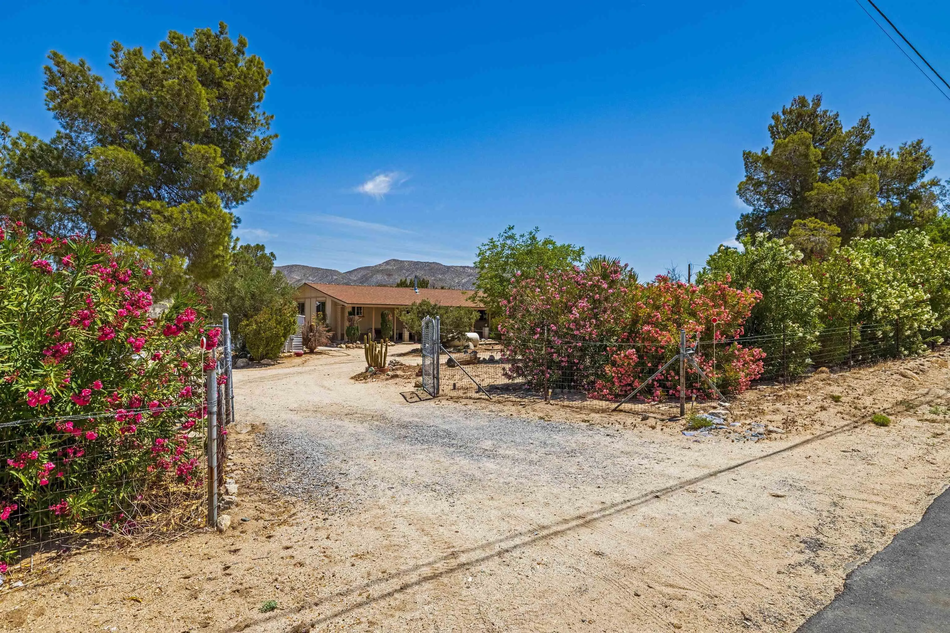 https://cdn.realtyfeed.com/cdn/127/250029742/f6c17ad095762cb6e0ca9024d0e8dd3a.webp