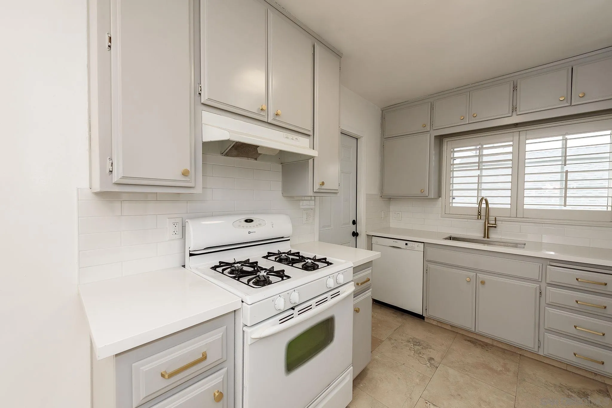 https://cdn.realtyfeed.com/cdn/127/250029786/aed8186228e3ad3e2c3d0f4fd158b1c3.webp