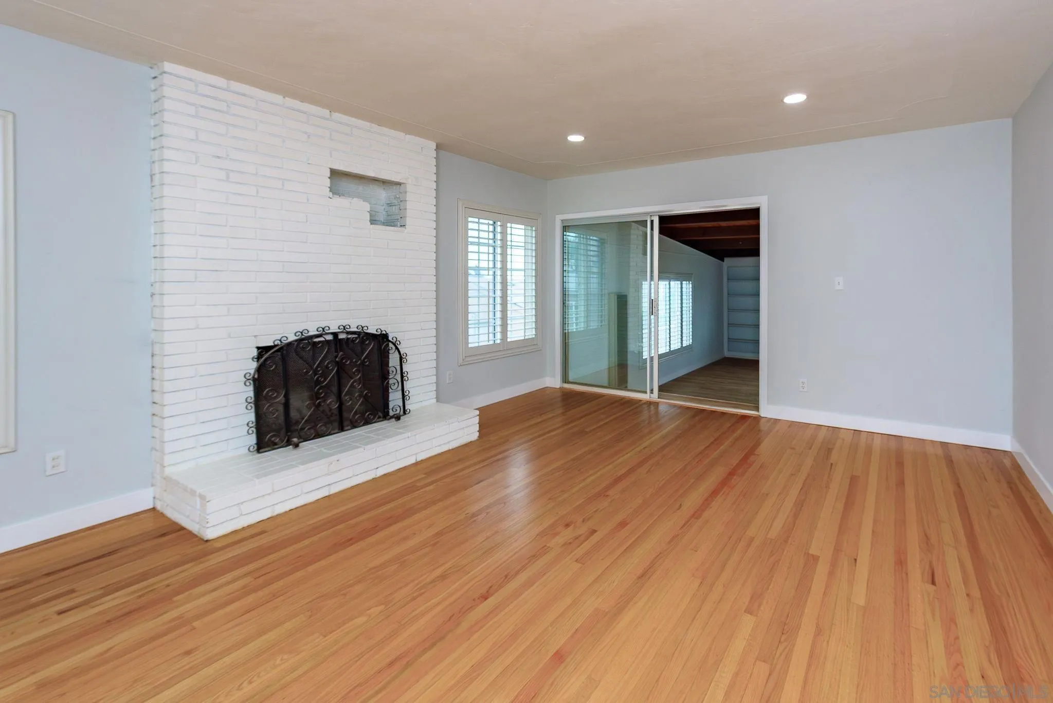 https://cdn.realtyfeed.com/cdn/127/250029786/c3bec81feb5de266a33bb3c3659819c4.webp