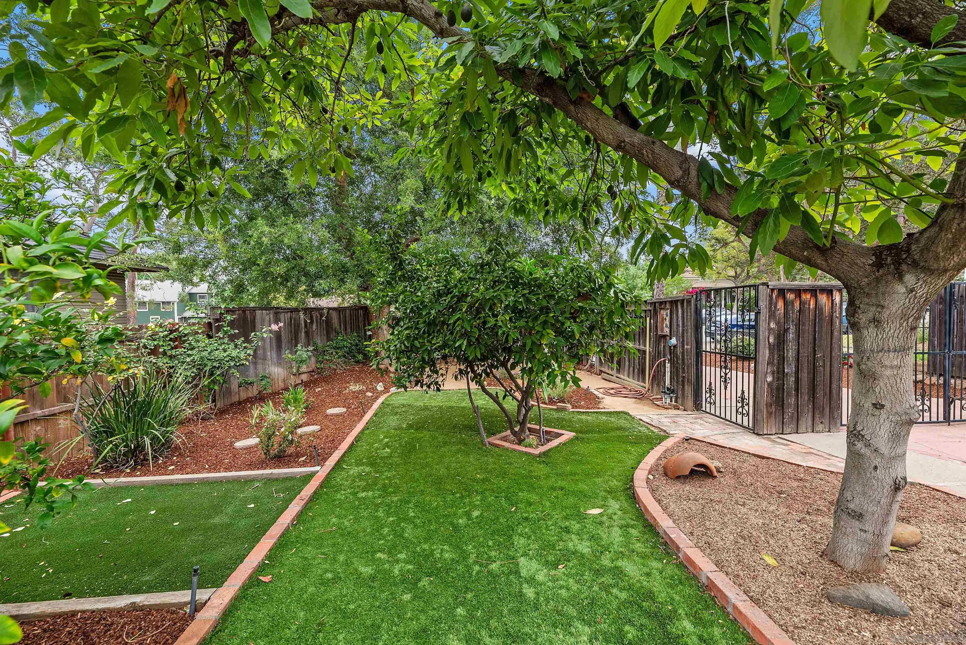 https://cdn.realtyfeed.com/cdn/127/250029833/70ed306a87b0c55f9fe3c1049802782f.webp