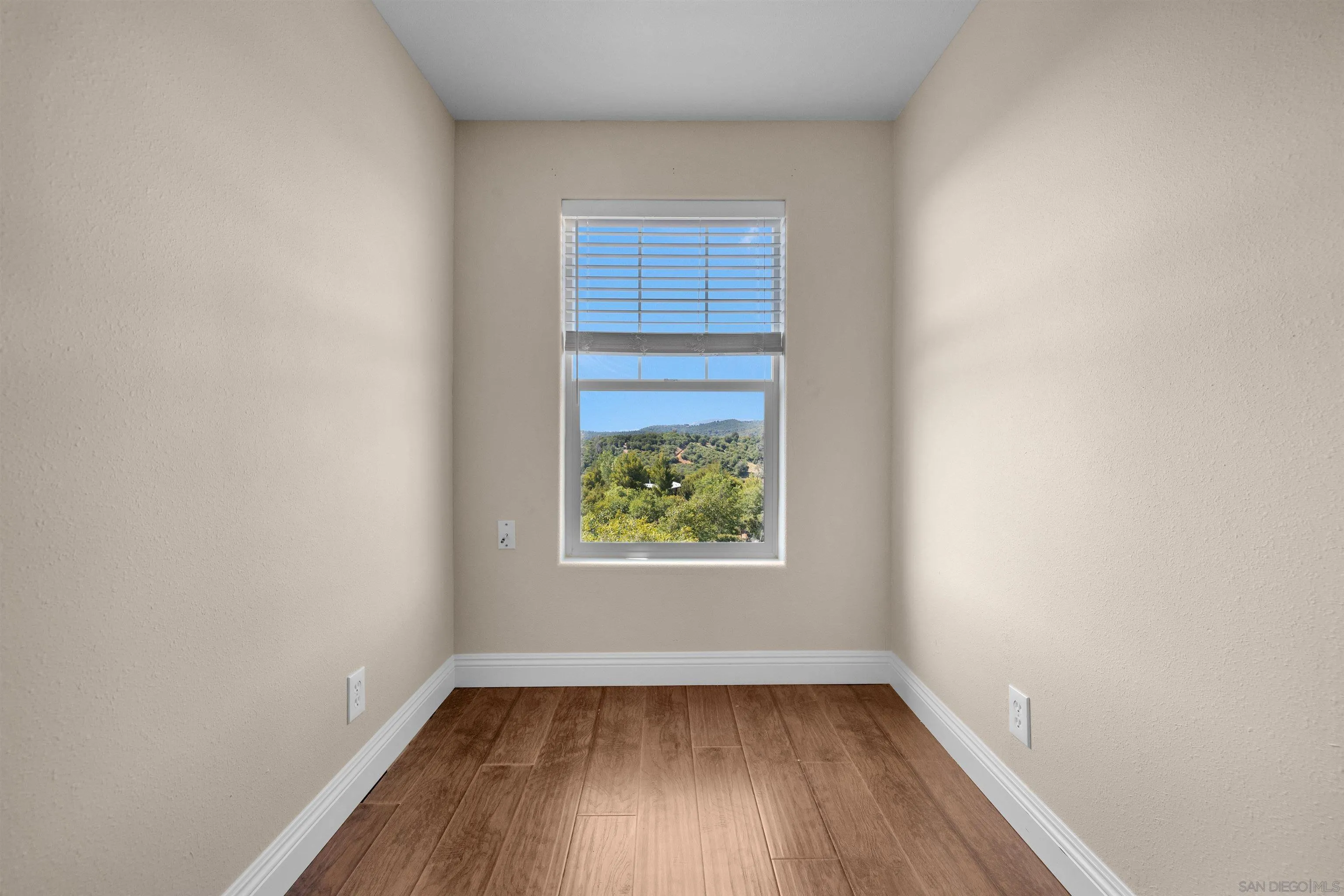 https://cdn.realtyfeed.com/cdn/127/250029993/2d11c68c4c84e5a4f5798330e351525d.webp