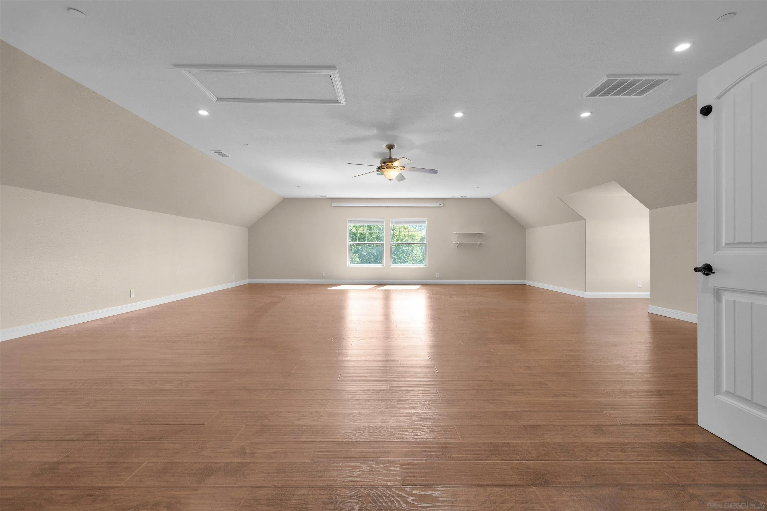 https://cdn.realtyfeed.com/cdn/127/250029993/3adc19c04a58ace85105ae995edb7429.webp