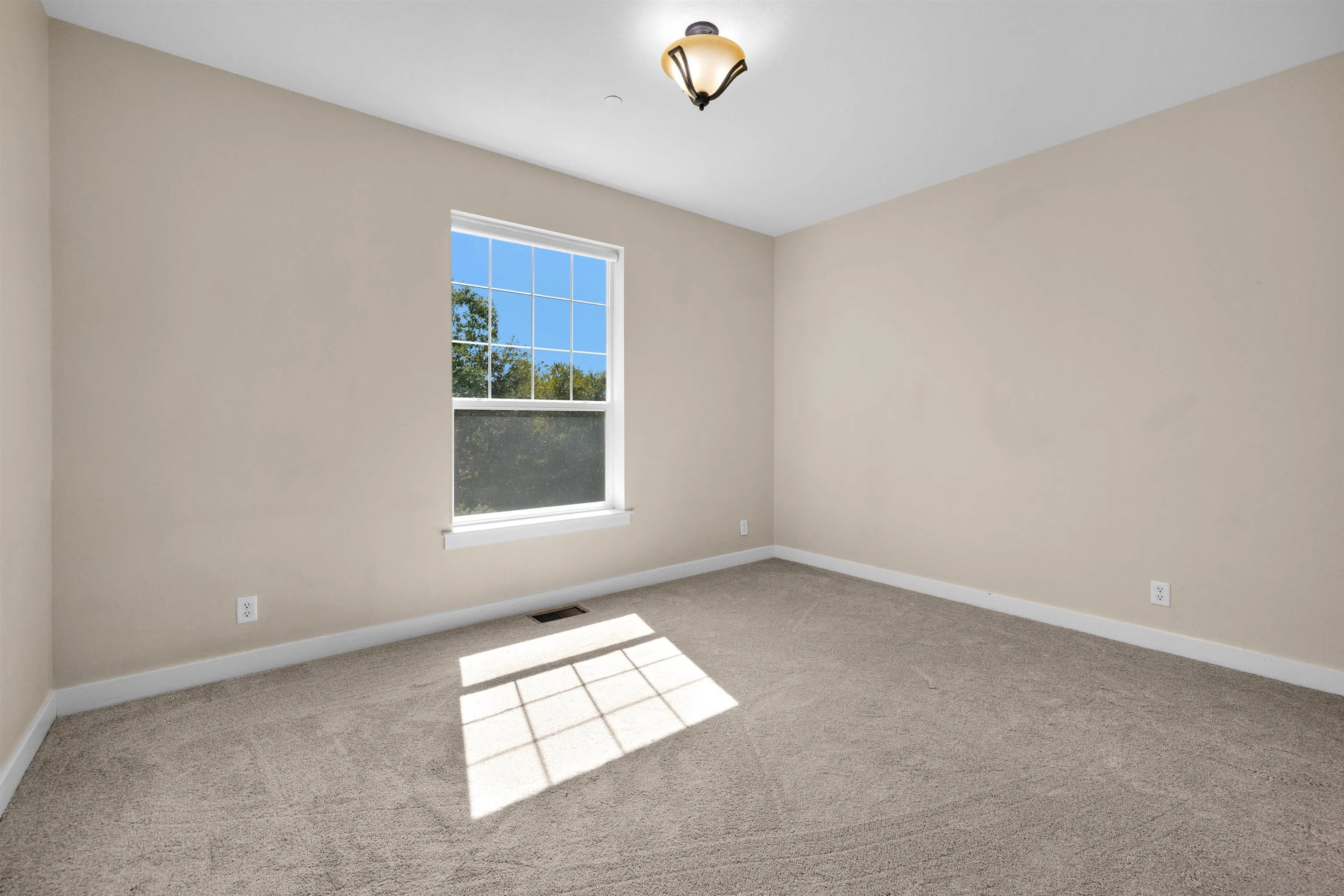 https://cdn.realtyfeed.com/cdn/127/250029993/74bb00c5f66805f8d880060918c9d541.webp