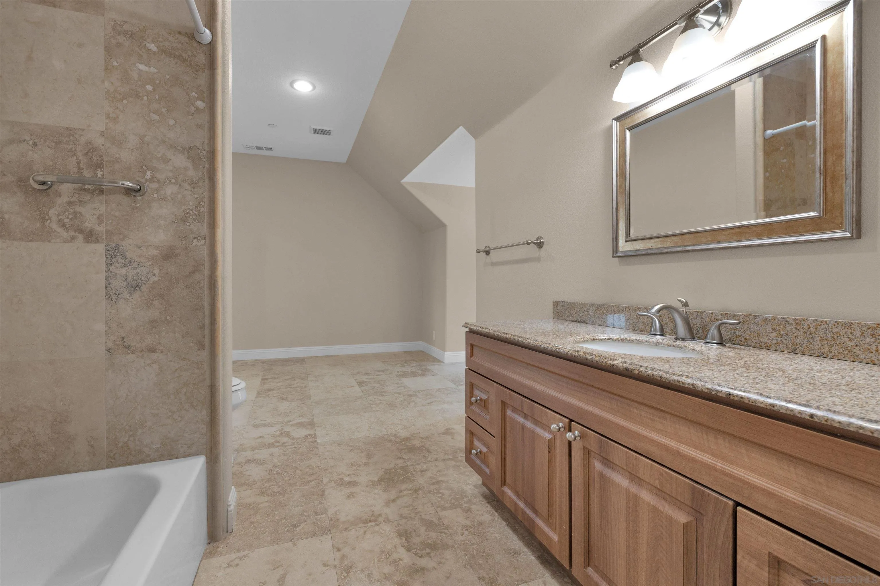 https://cdn.realtyfeed.com/cdn/127/250029993/d7a7cefdb38511fce9bf558efd81d0f2.webp