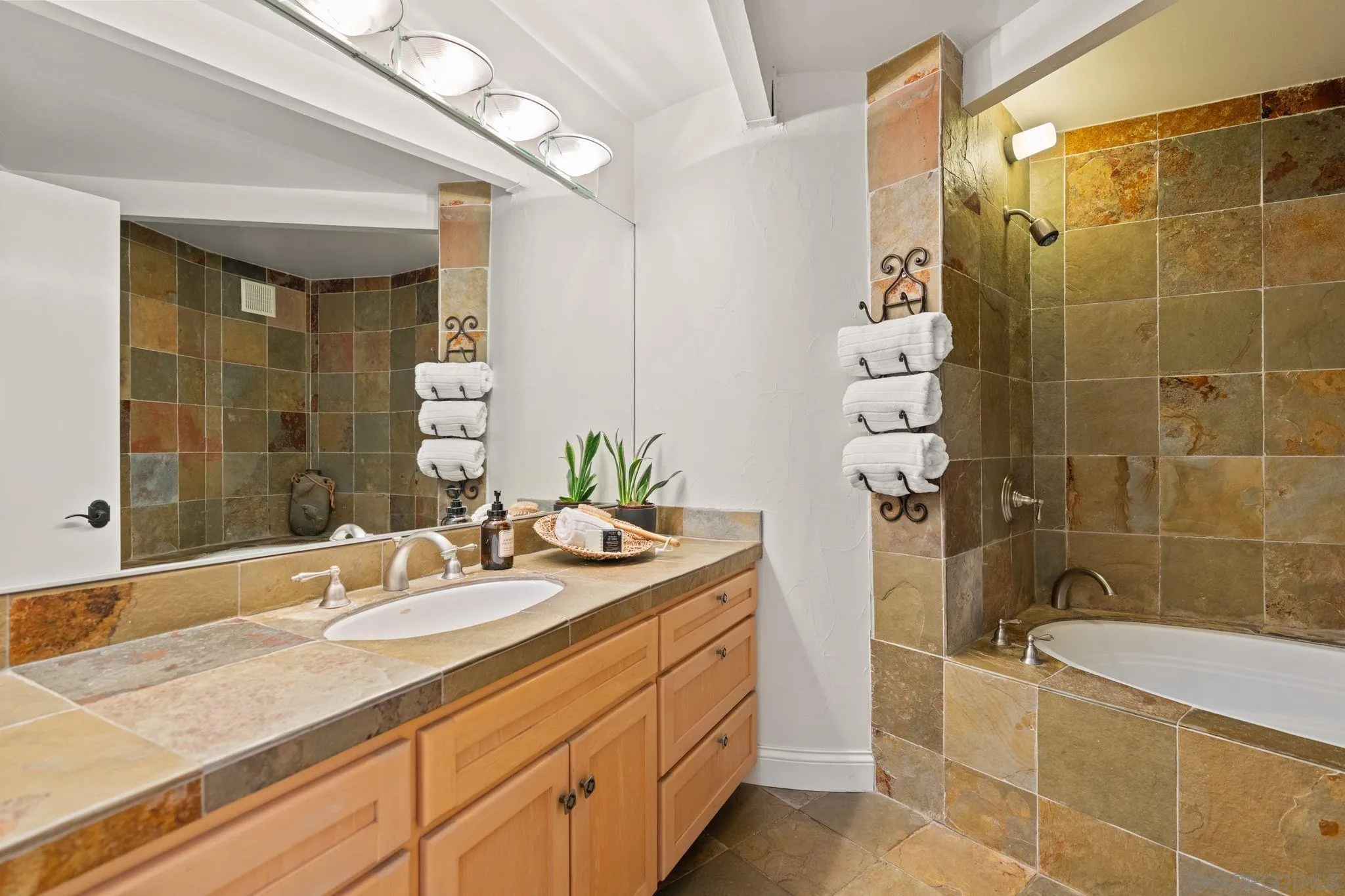 https://cdn.realtyfeed.com/cdn/127/250030006/06a29662a1ece6229a1dccb5c52f2566.webp