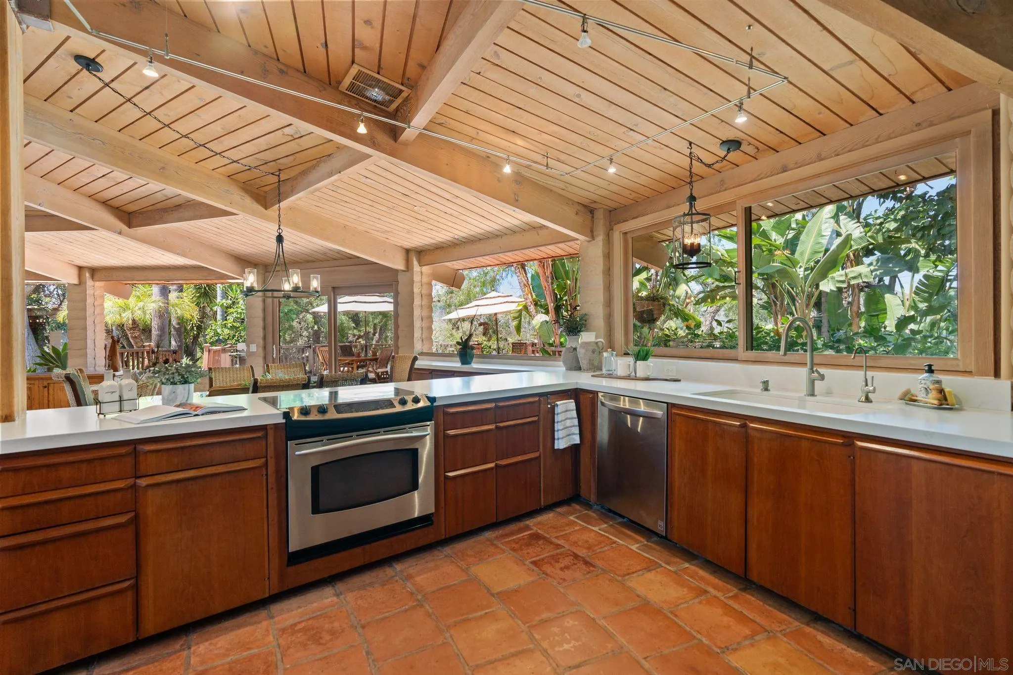 https://cdn.realtyfeed.com/cdn/127/250030006/f8a34c2a7b23a520558736f95f007dd4.webp