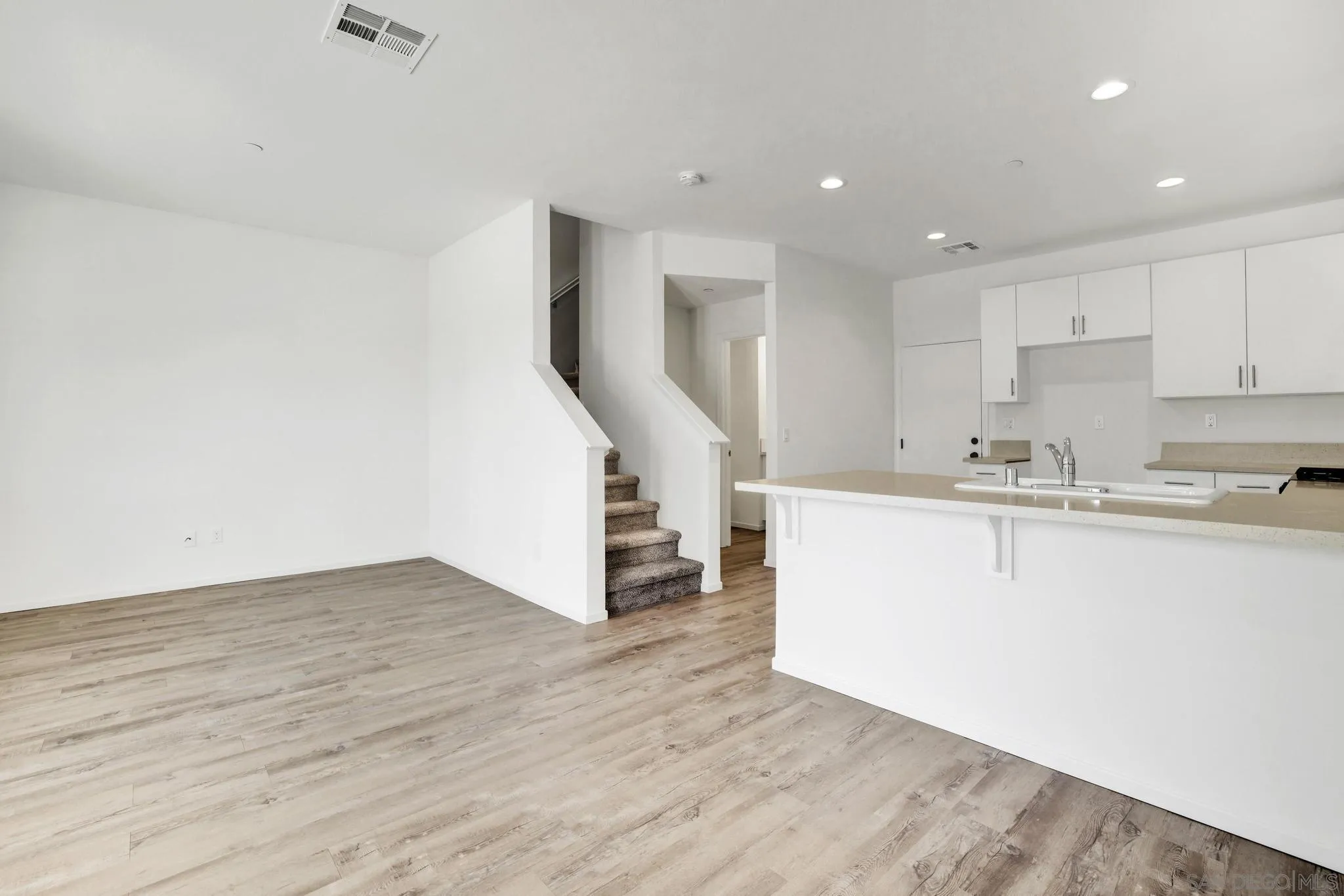 https://cdn.realtyfeed.com/cdn/127/250030028/eba1cf5e795be85cc26e8ed86c52c4b2.webp