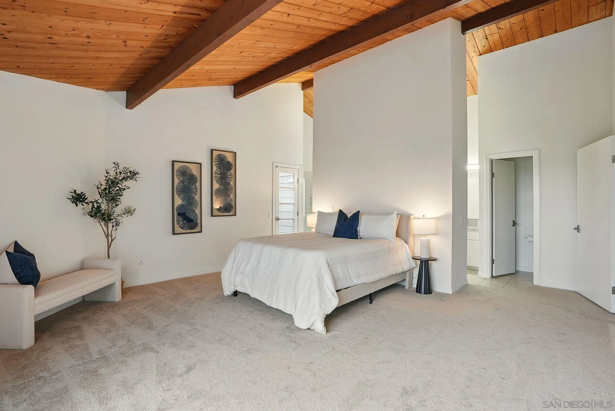 https://cdn.realtyfeed.com/cdn/127/250030033/43b4ac5482fed7af53c81a2acdee9e44.webp