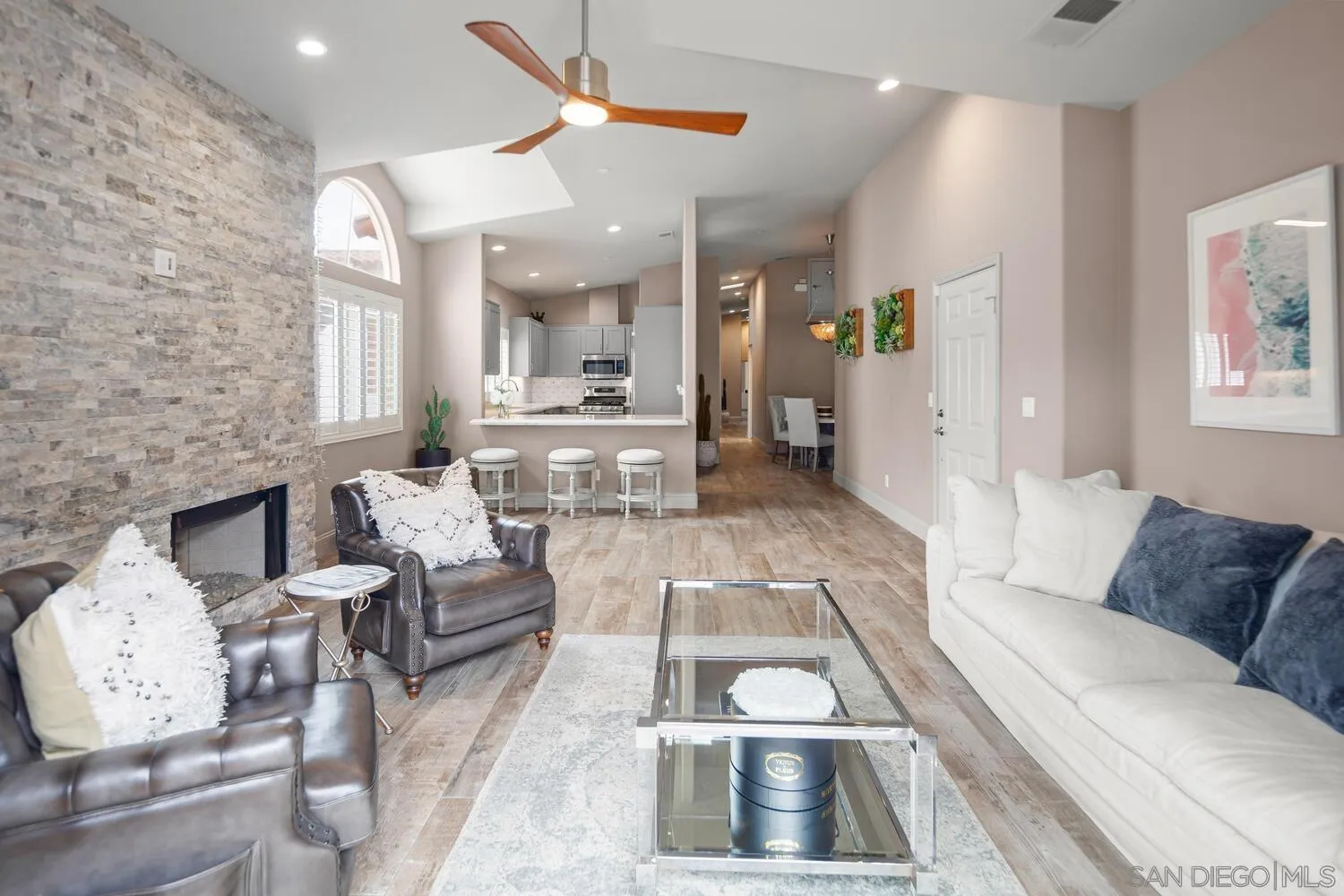 Photo #5: 250030100 Listing 