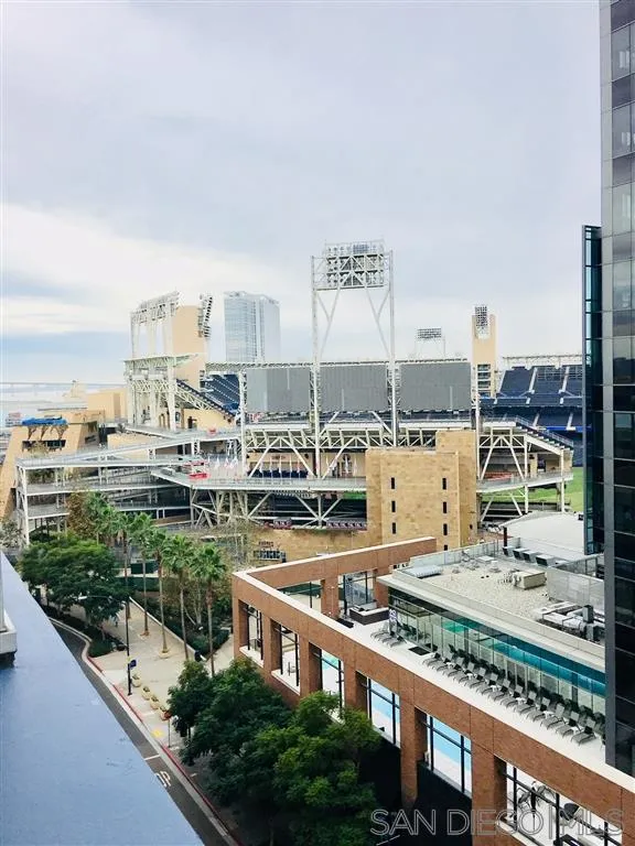 PERFECT 10TH FLOOR CONDO AVAILABLE AT ICON! OPEN KITCHEN CONCEPT-GRANITE COUNTERTOPS-KITCHEN AID STAINLESS STEEL APPLIANCES- GREAT FLOORPLAN-SPACIOUS BALCONY-STUNNING CITY VIEWS-SO MUCH FUN ENJOYING ICON'S INCREDIBLE AMENITIES FEATURE 26TH FLOOR SKYBOX ROOFTOP COMMON AREA-1,700 SQFT FITNESS CENTER- 5TH INNING CLUBHOUSE- MULITMEDIA THEATER ROOM-1 PARKING SPACE SECURED IN GARAGE