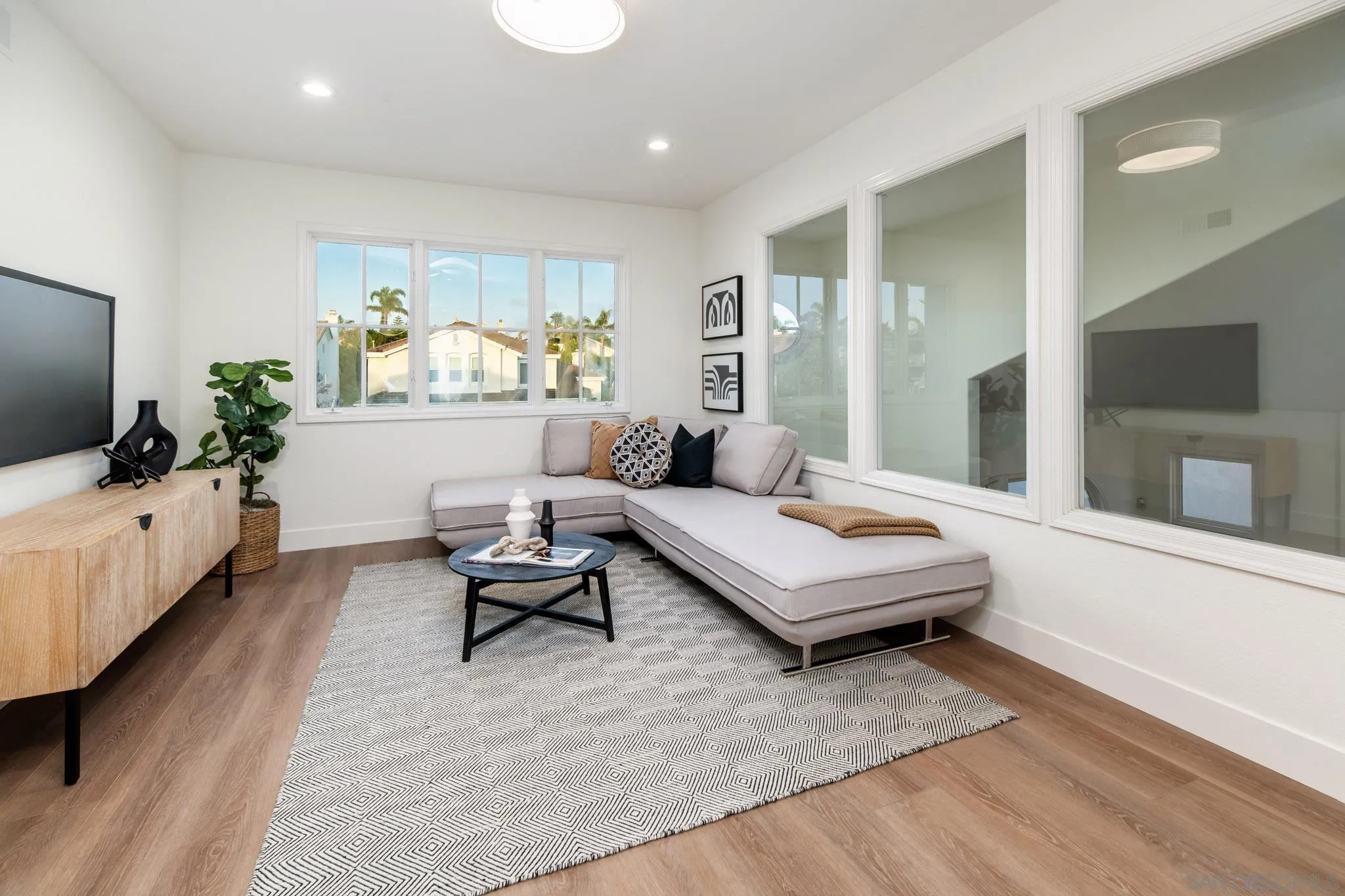 https://cdn.realtyfeed.com/cdn/127/250030165/70f7335743b4eb3bec9a0e07f49c8251.webp