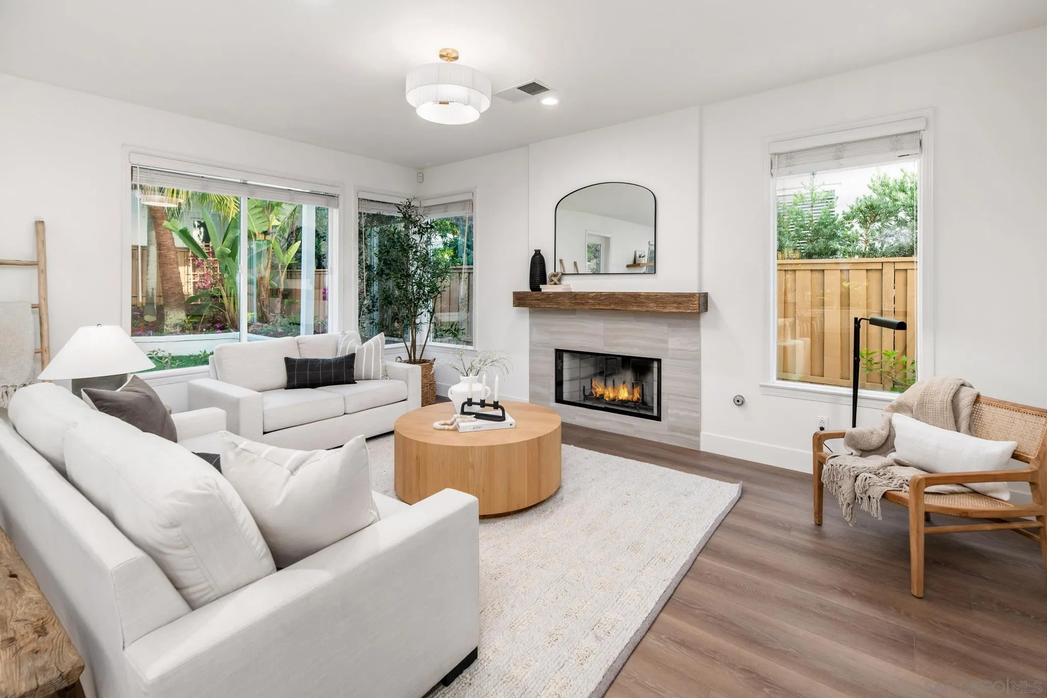 https://cdn.realtyfeed.com/cdn/127/250030165/8ce9e5f5272a371574f7c19ab37493bf.webp