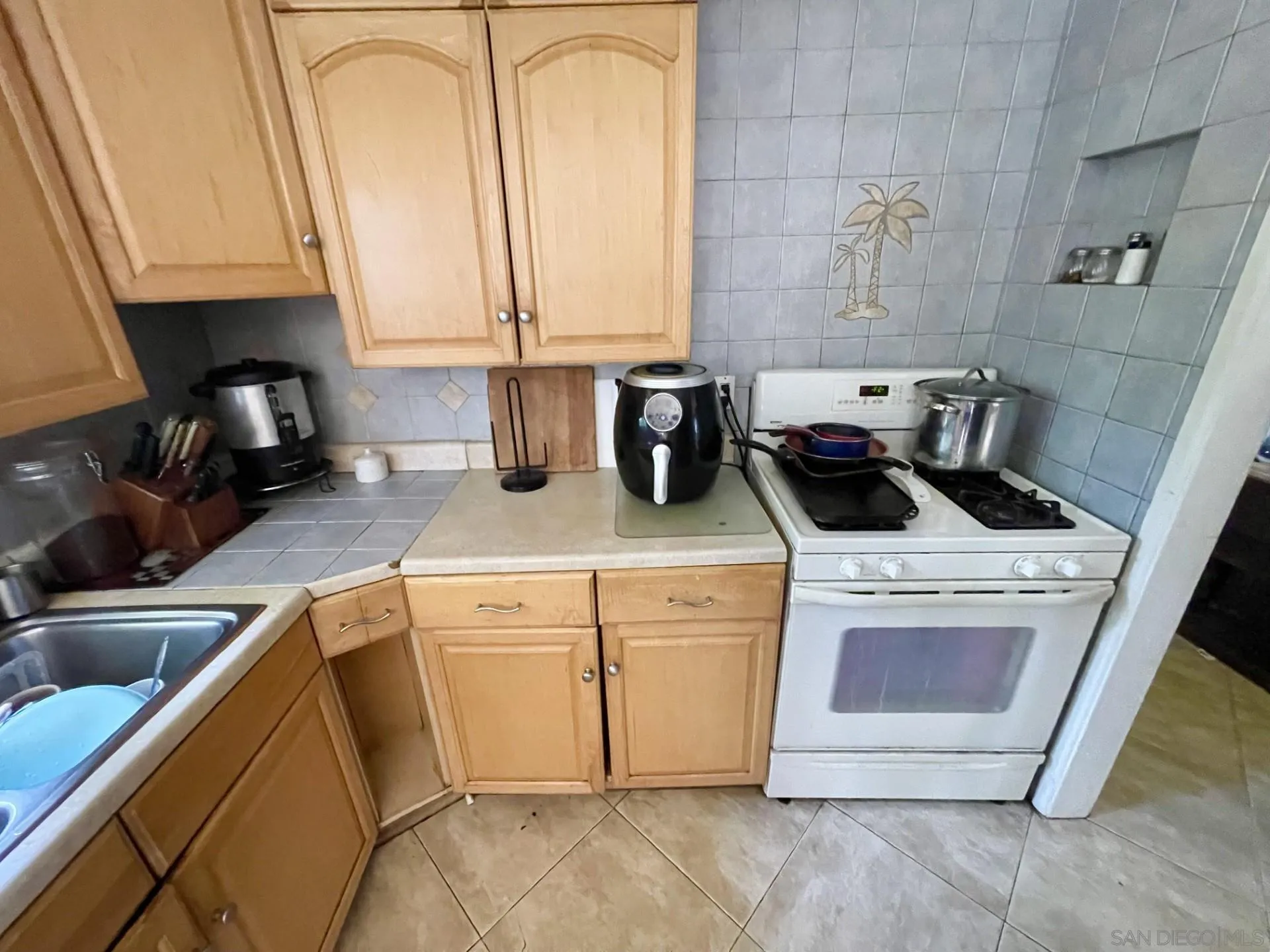 https://cdn.realtyfeed.com/cdn/127/250030205/85e8bfdeb8695272c1db7a709dee36da.webp
