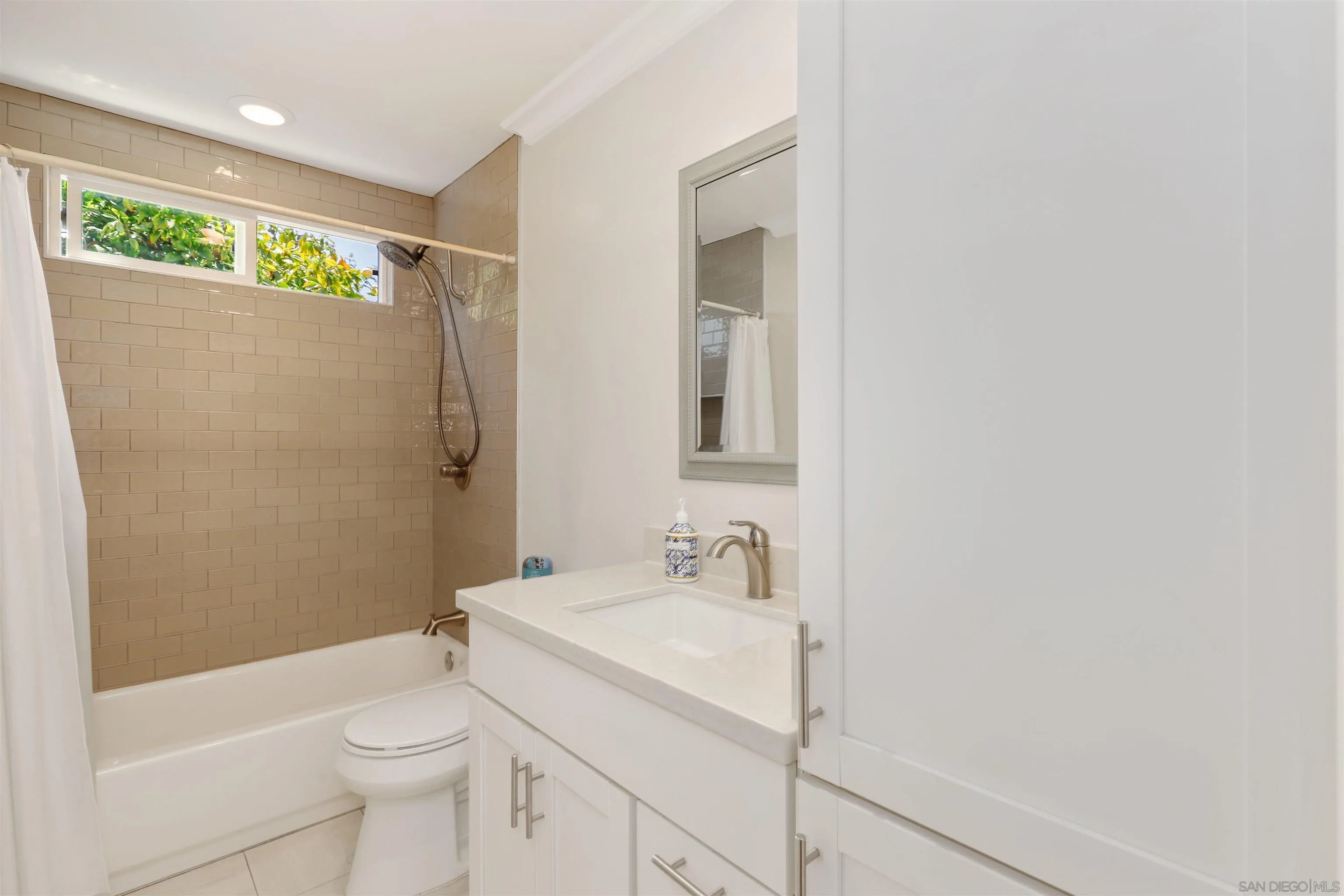 https://cdn.realtyfeed.com/cdn/127/250030287/e7eedfd66ed55d64b99986bca7524b92.webp