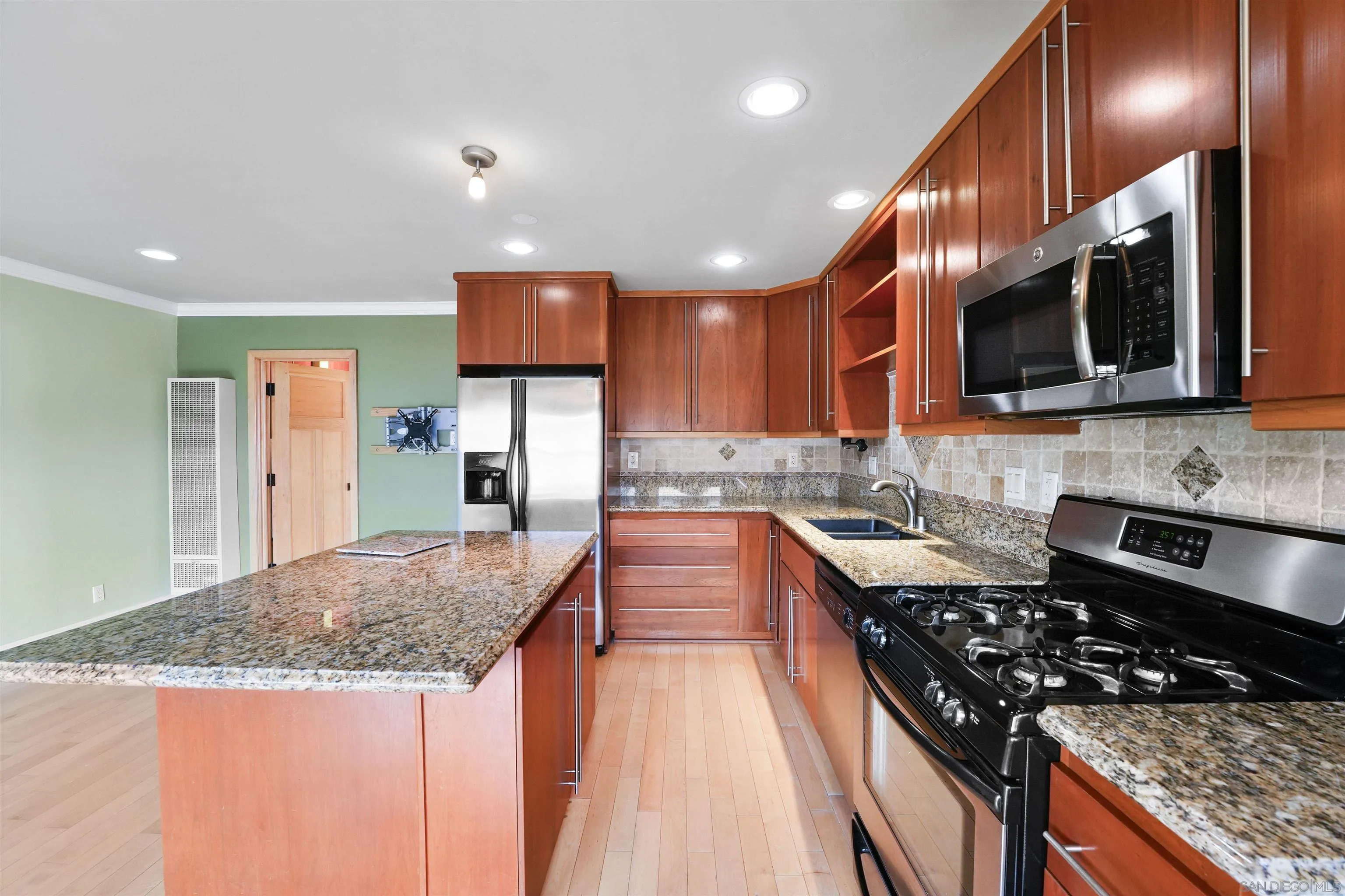Photo #6: 250030433 Listing 