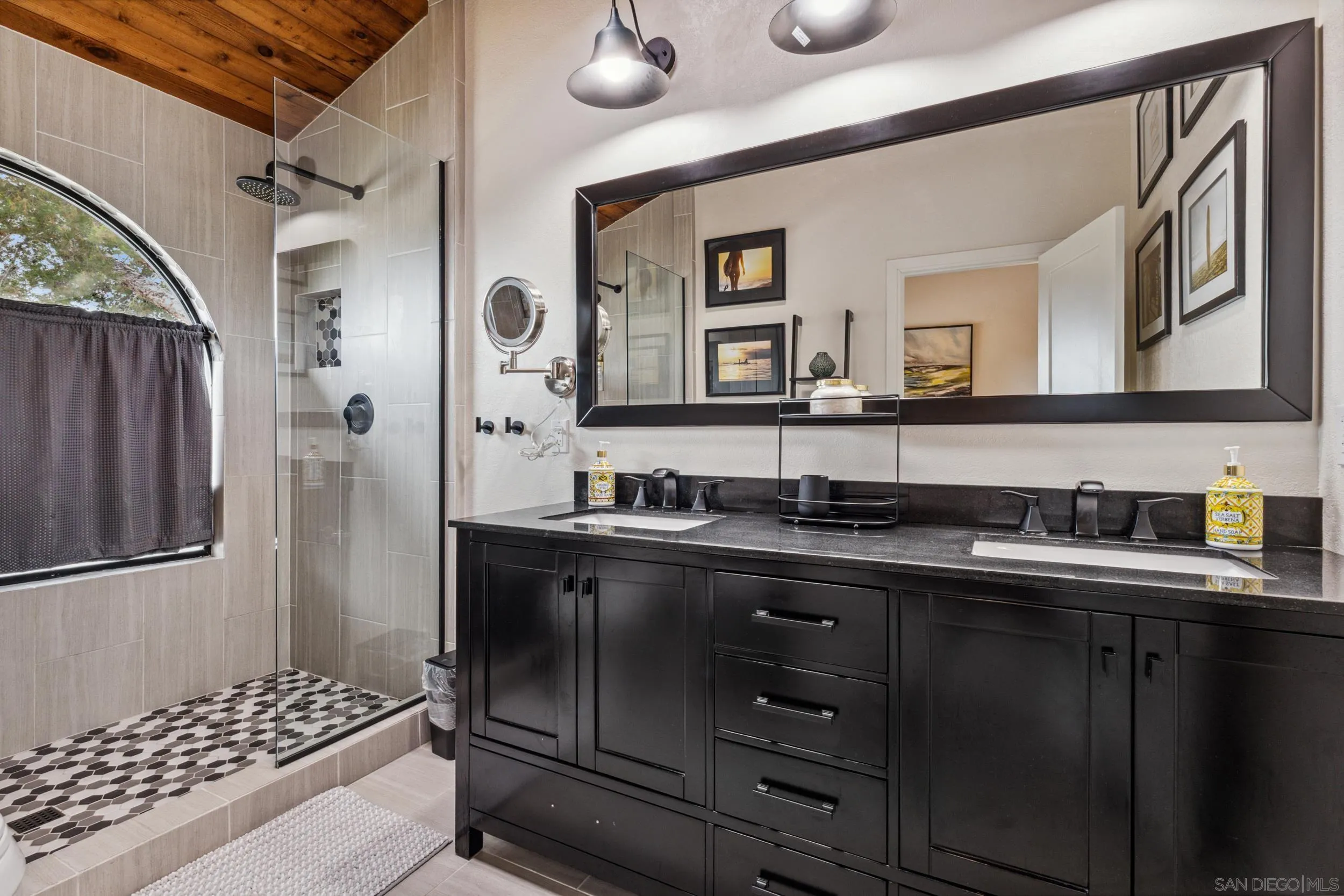 https://cdn.realtyfeed.com/cdn/127/250030435/88e50f3859bbc6b957f903f85223d403.webp