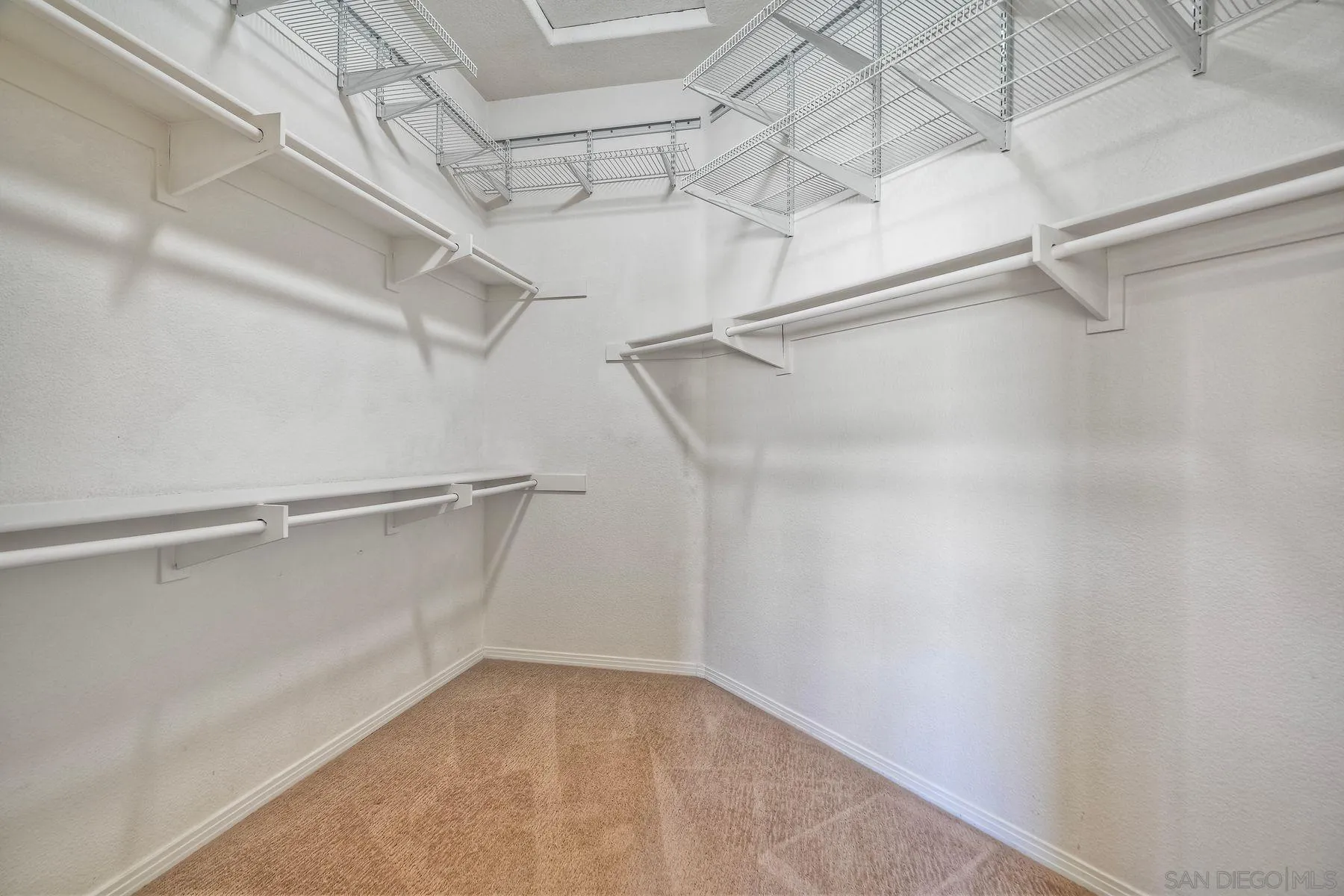 https://cdn.realtyfeed.com/cdn/127/250030451/48ef7695bc3600602e0444b8ca412352.webp