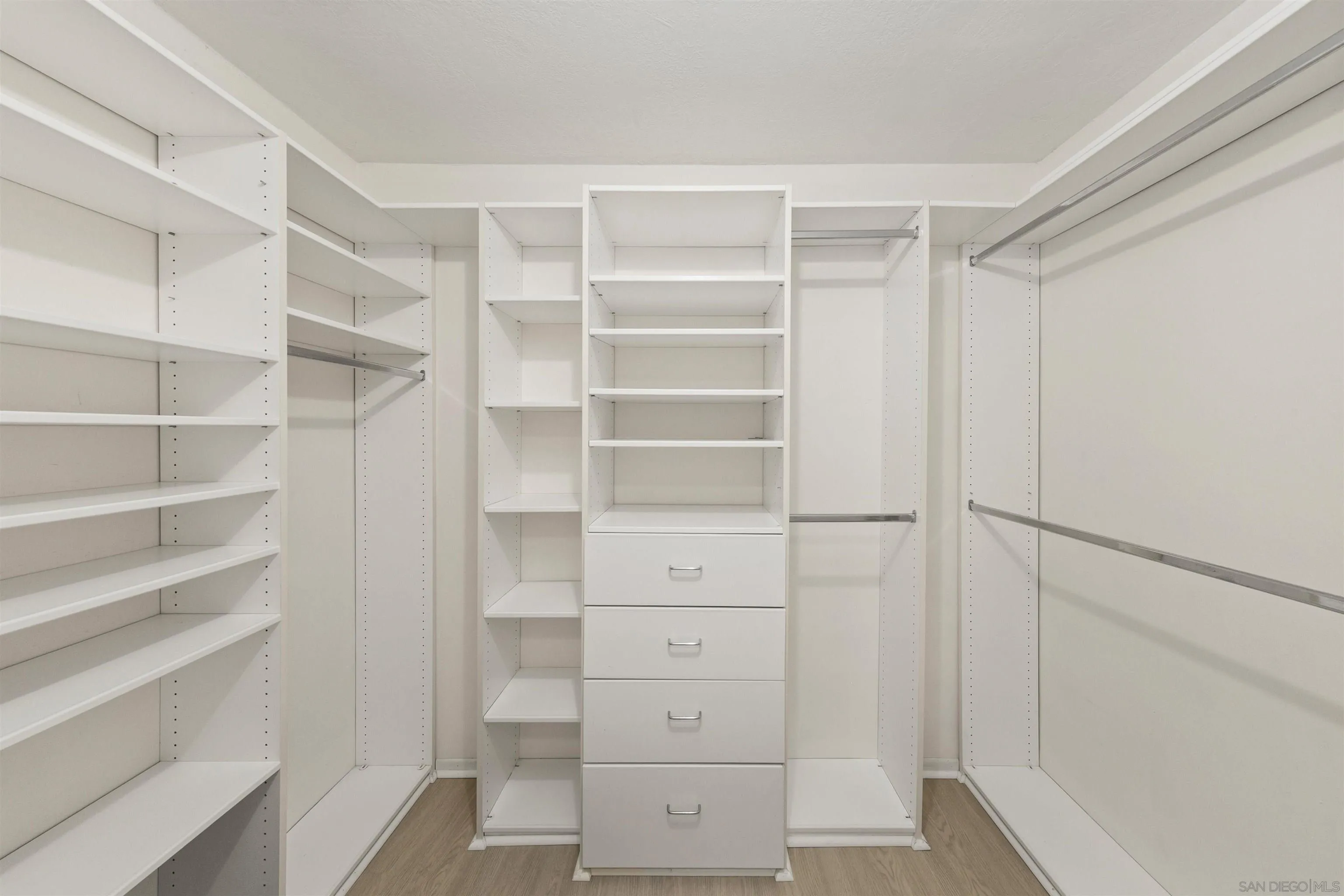 https://cdn.realtyfeed.com/cdn/127/250030464/c50696e0a6590ddc3badd522ec4c6c93.webp