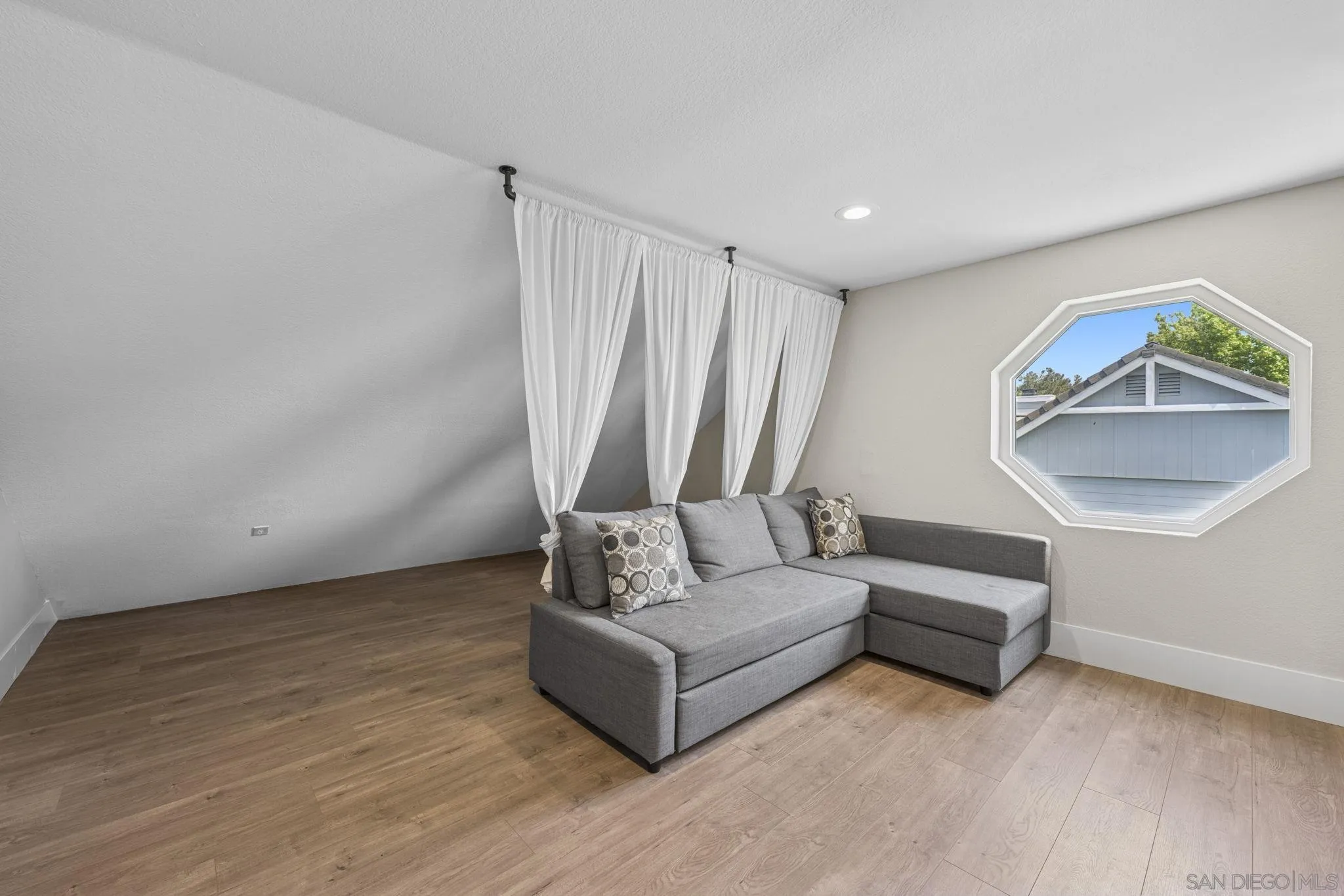 https://cdn.realtyfeed.com/cdn/127/250030522/3ac739a3a0b69f56a1a219fe469fe2b8.webp
