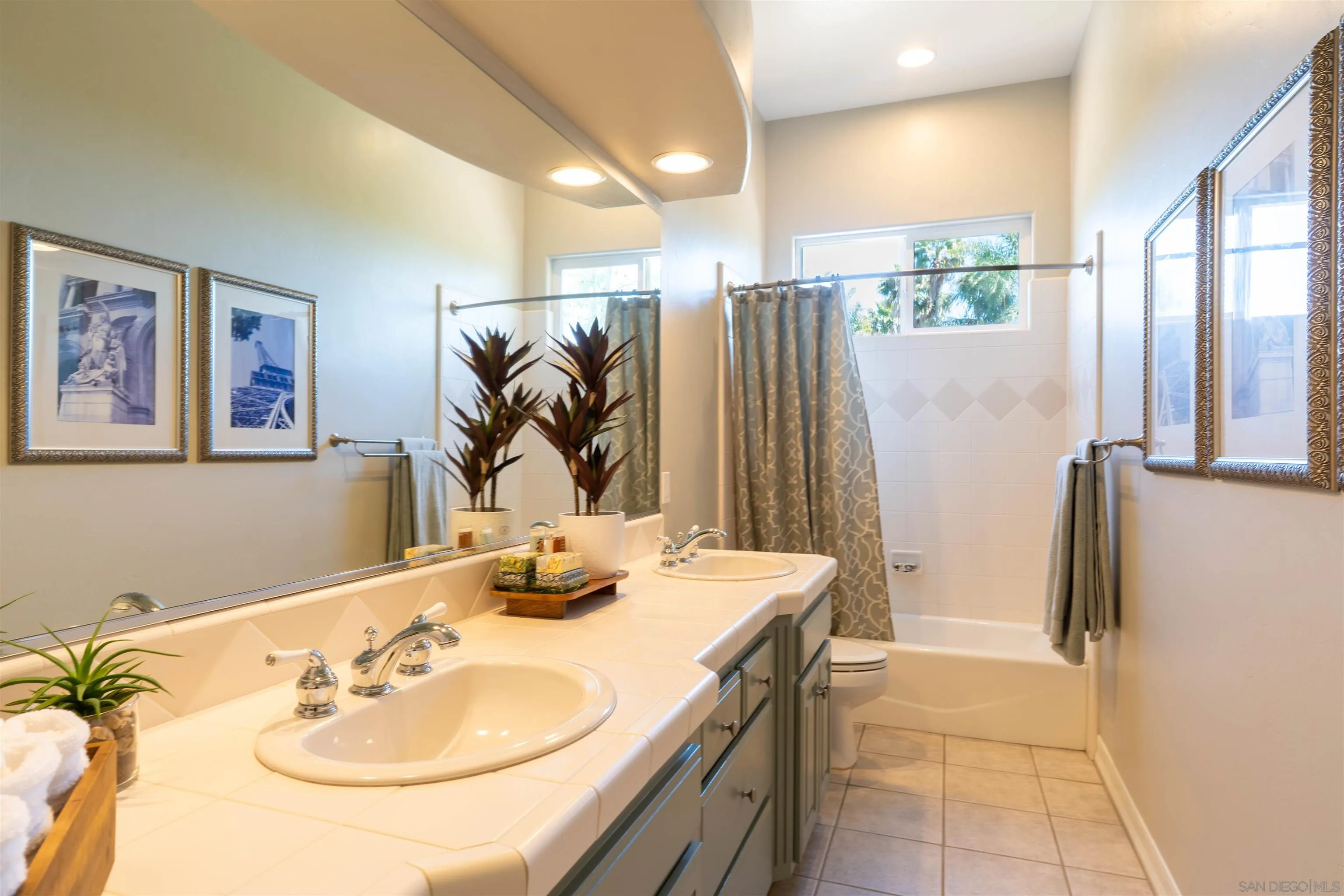 https://cdn.realtyfeed.com/cdn/127/250030582/e0b94d1cd2b16558e22b3dd412332d4c.webp
