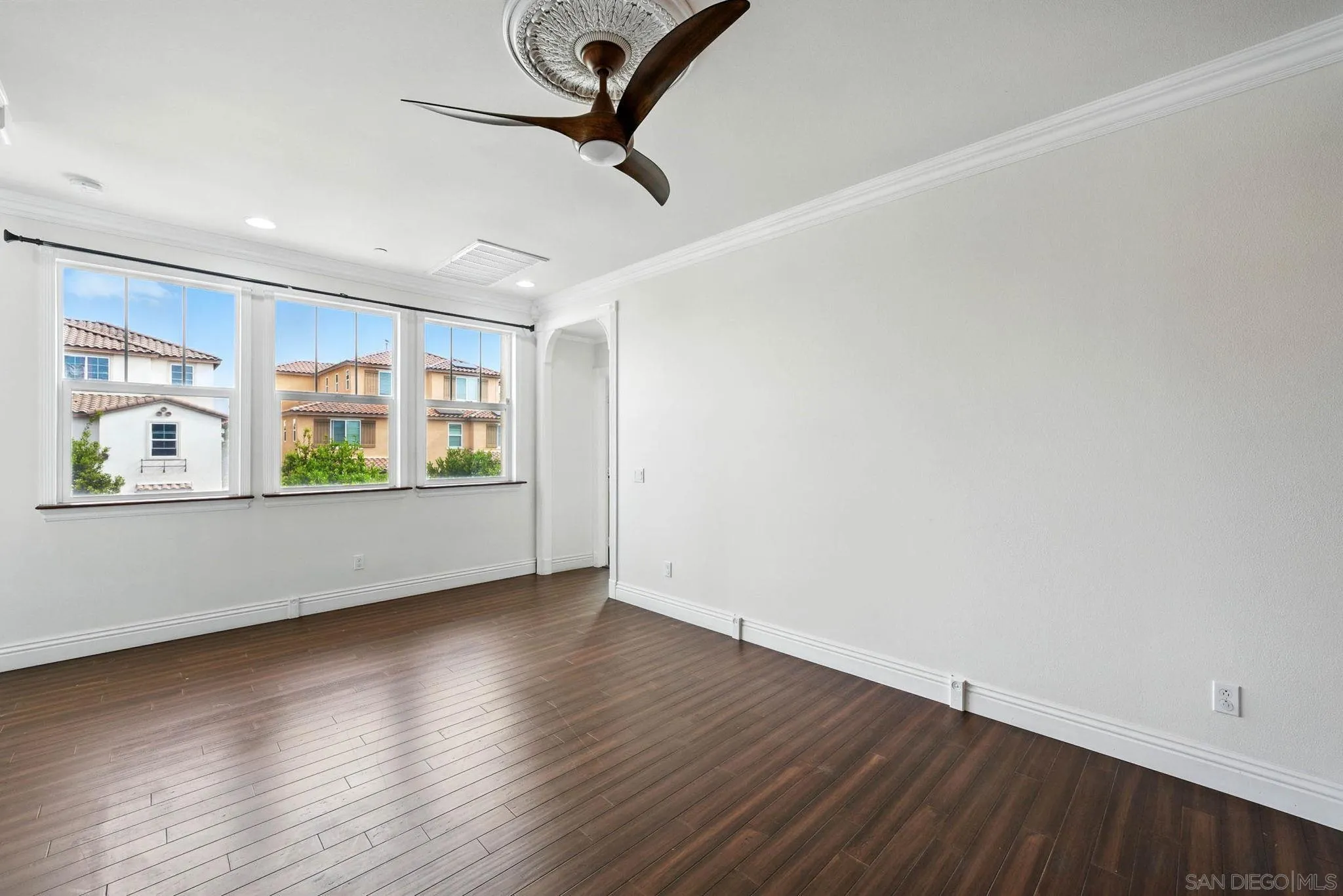 https://cdn.realtyfeed.com/cdn/127/250030606/93c466ced0c39a6d10f46d9a7e3770bd.webp