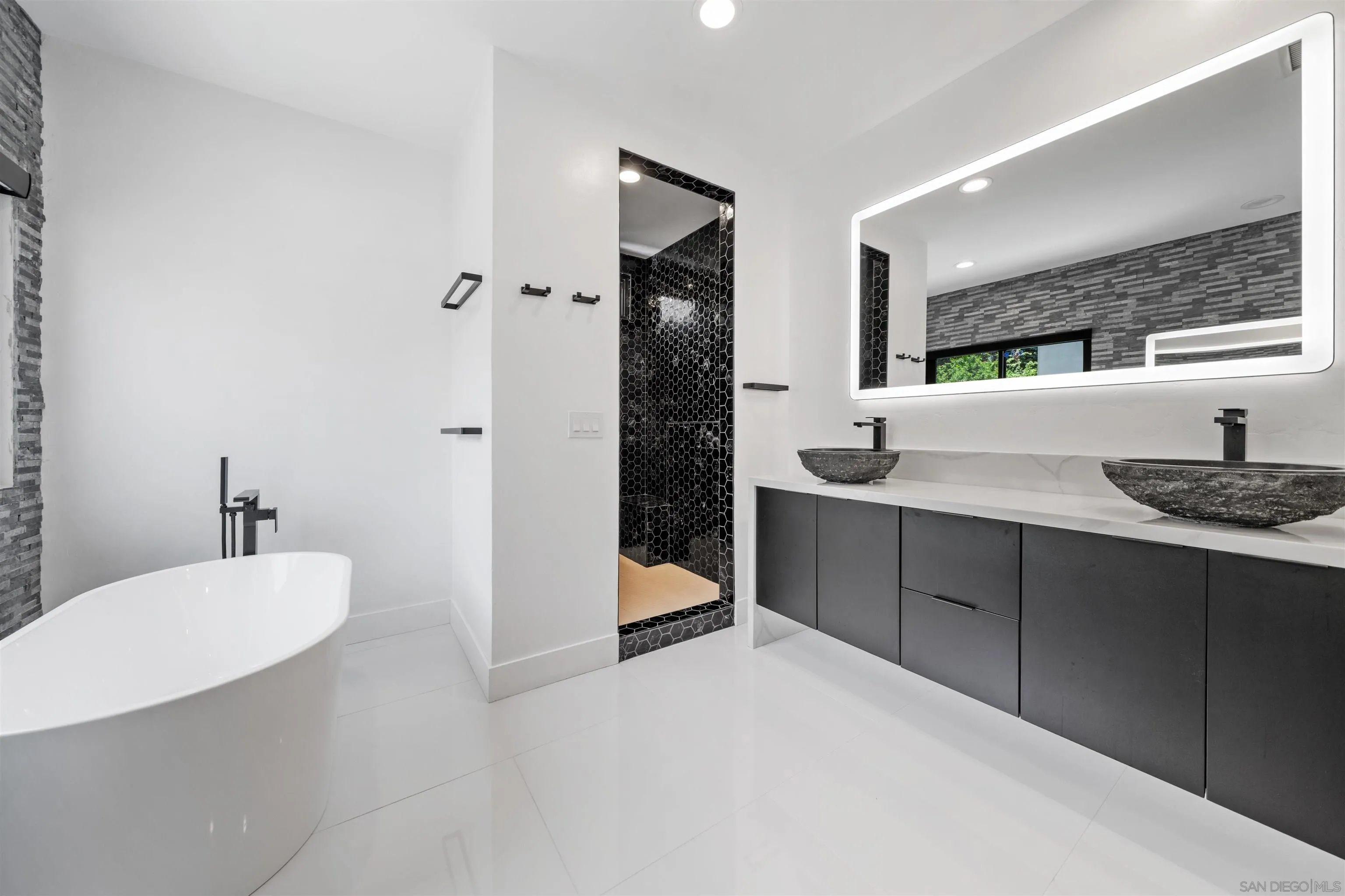 https://cdn.realtyfeed.com/cdn/127/250030638/2d55d7148d02b0d864c41fc9da840088.webp