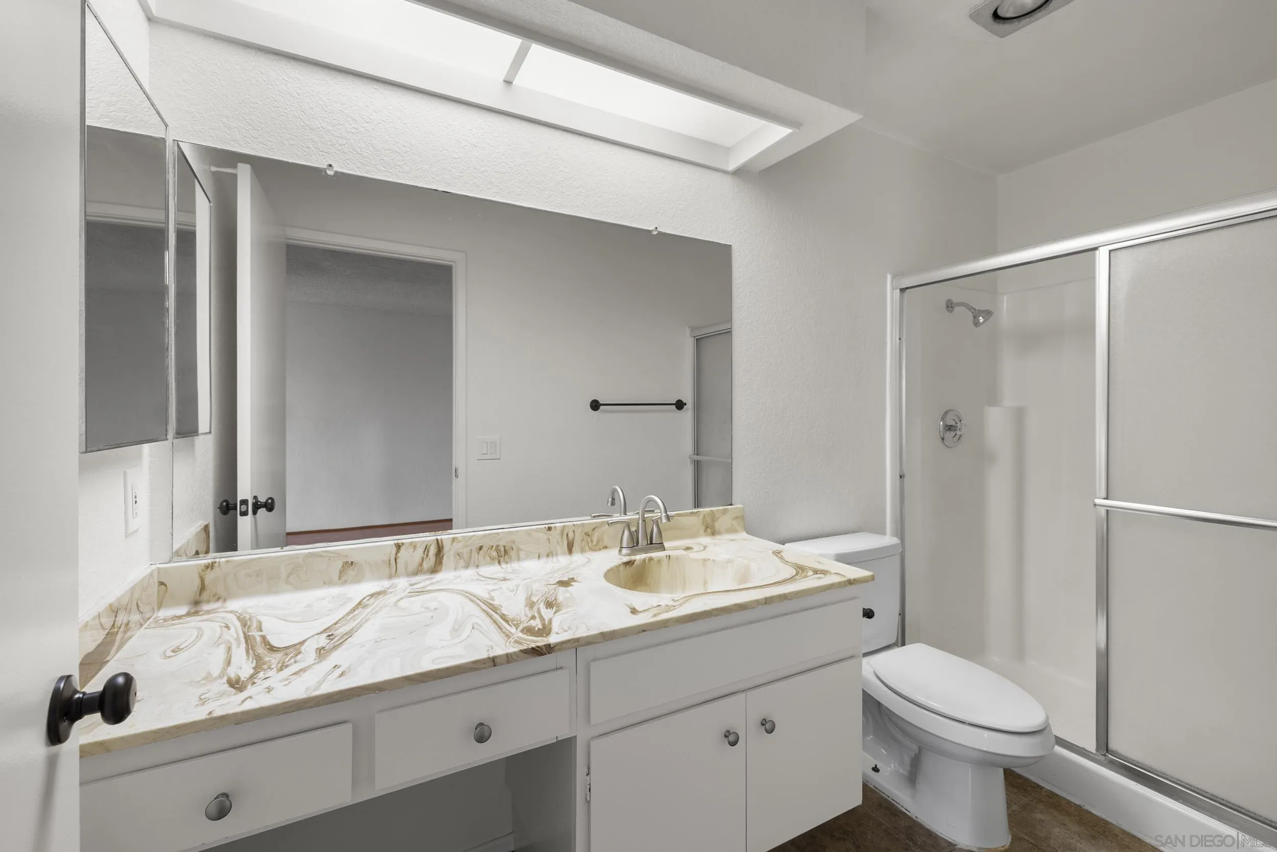 https://cdn.realtyfeed.com/cdn/127/250030670/a7ca23cc88cf6c7efb5606252d99461c.webp