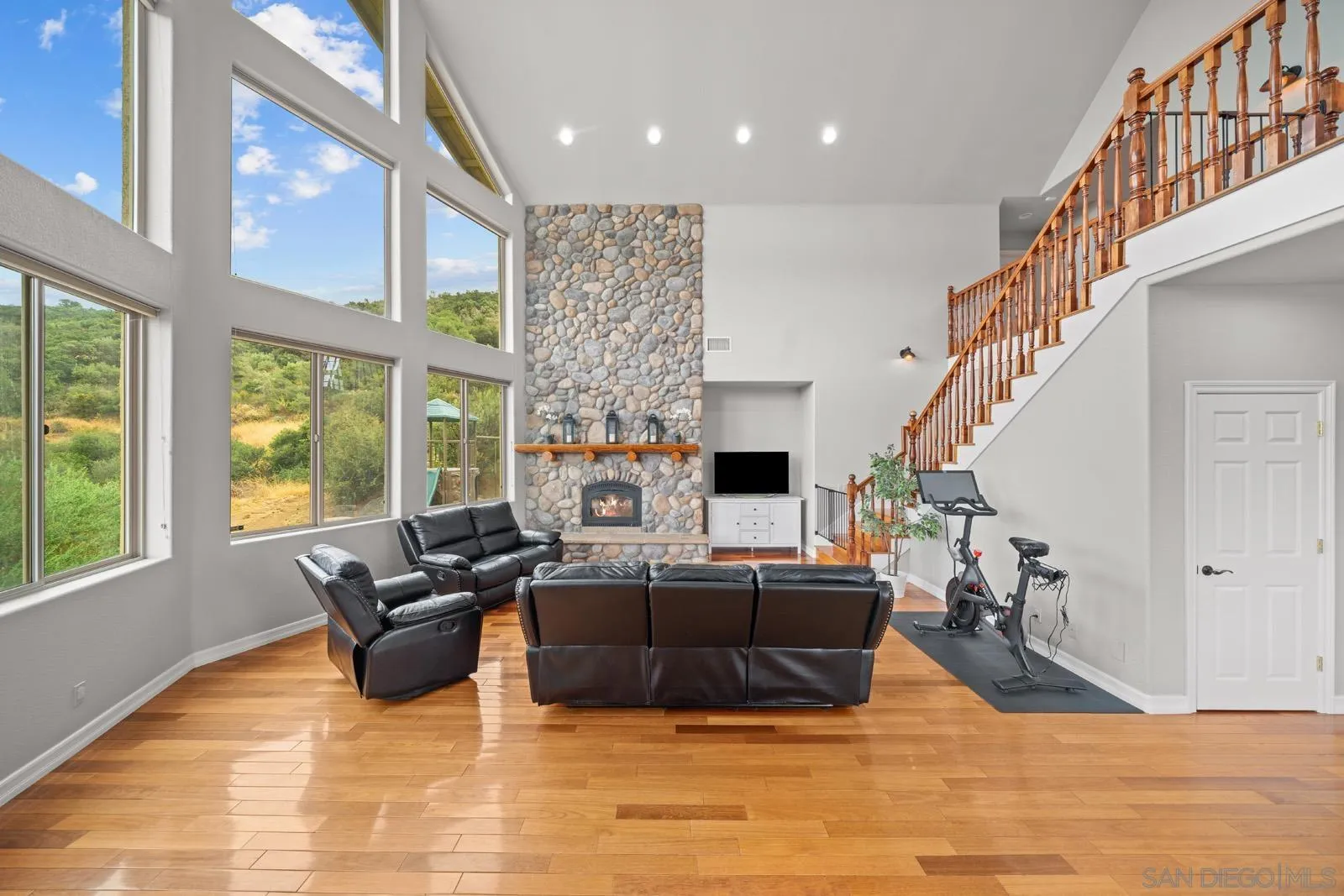https://cdn.realtyfeed.com/cdn/127/250030674/24d0caec5a8bb3f984a234a2be2b761c.webp