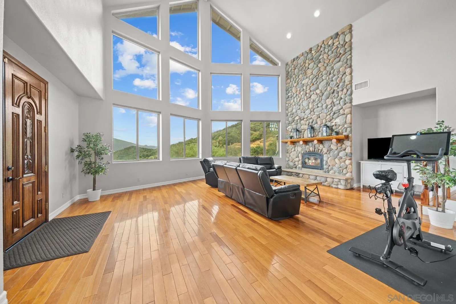 https://cdn.realtyfeed.com/cdn/127/250030674/4d2c5d8f056397f6020af96aa875dd09.webp