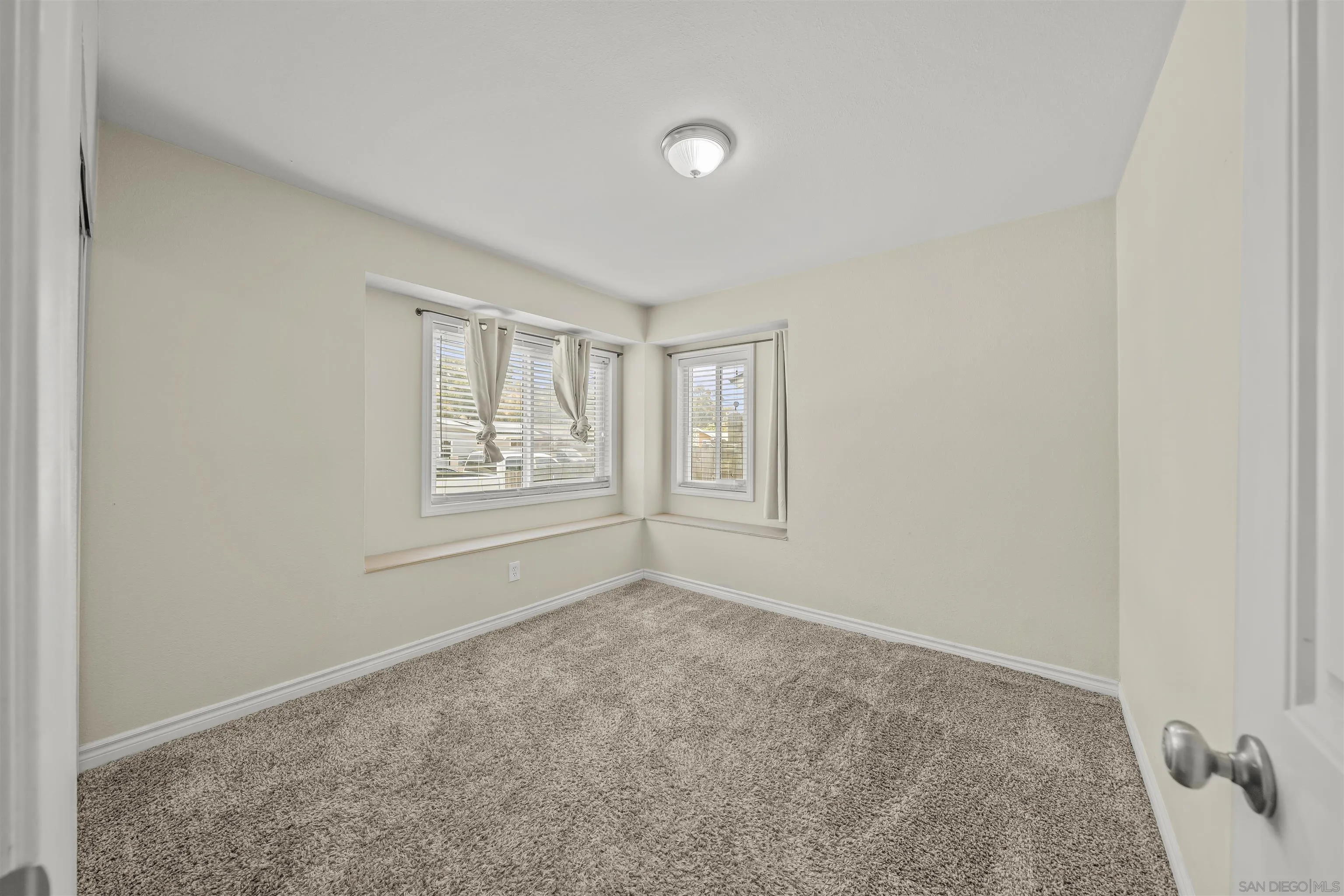 https://cdn.realtyfeed.com/cdn/127/250030710/99053d1ad0bad3be37c4e3d77d1514ba.webp