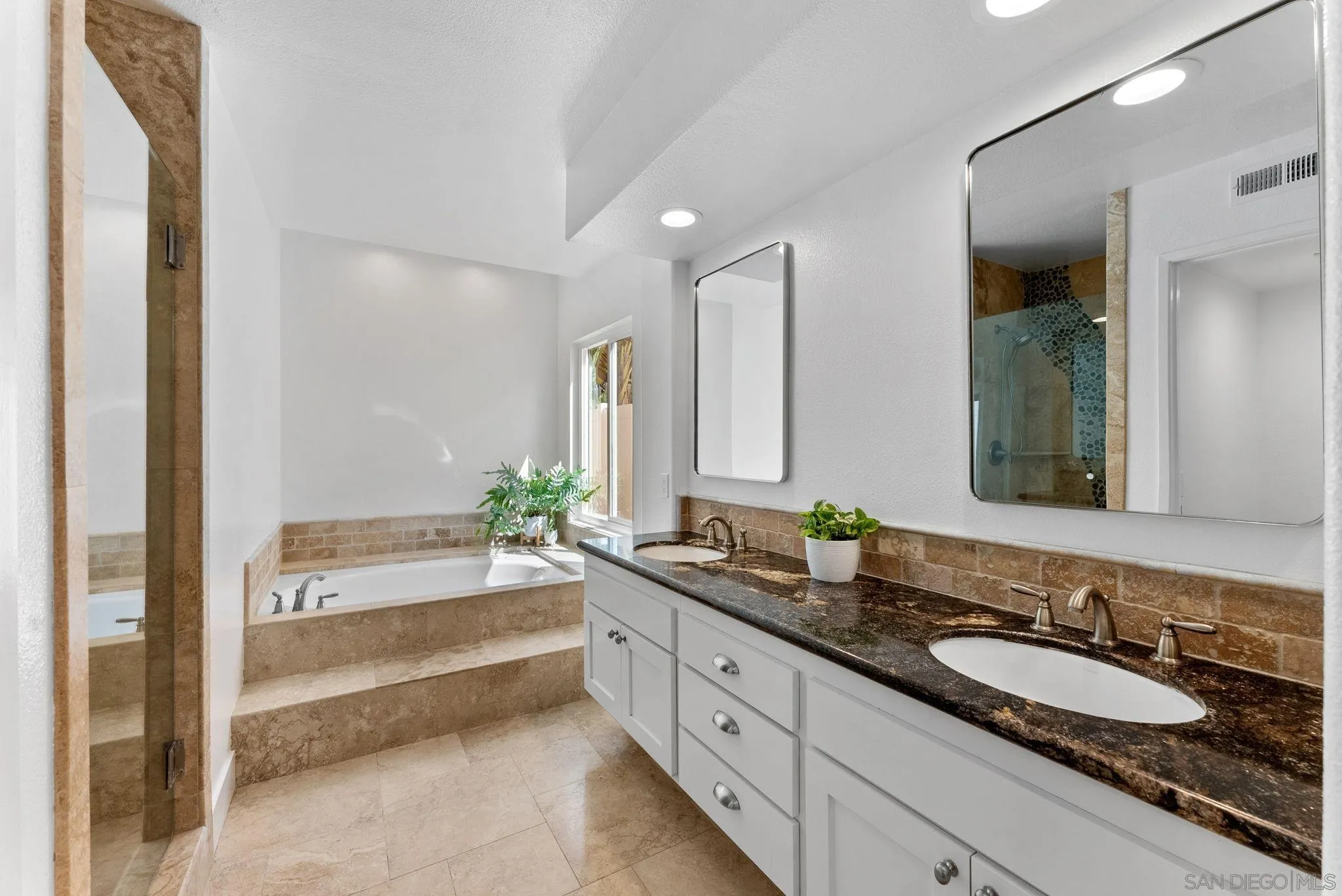 https://cdn.realtyfeed.com/cdn/127/250030767/8257fb5cdc08f21152dcfad2db3b105a.webp