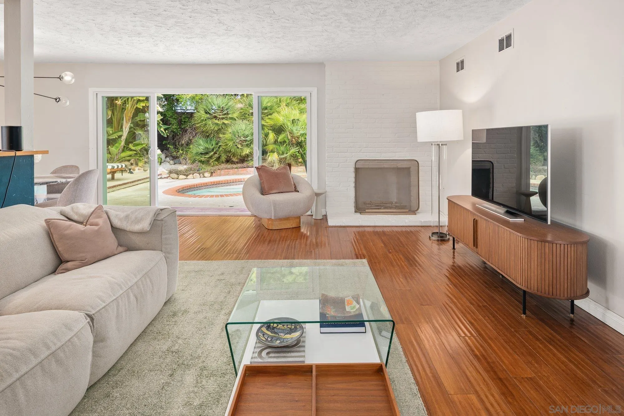 https://cdn.realtyfeed.com/cdn/127/250030786/417dd674c754e9f9d9825997b6bb7f2c.webp