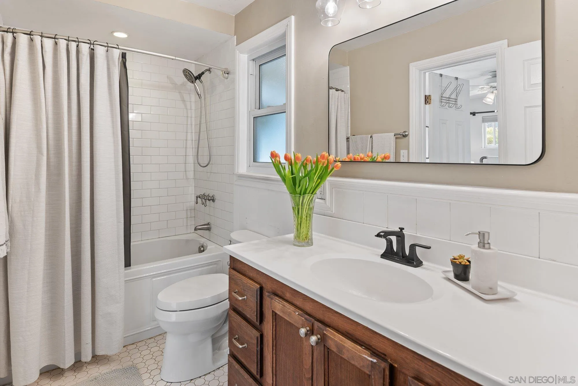 https://cdn.realtyfeed.com/cdn/127/250030786/82f0e4aa7d50d760c87b94f9ddc69ca4.webp