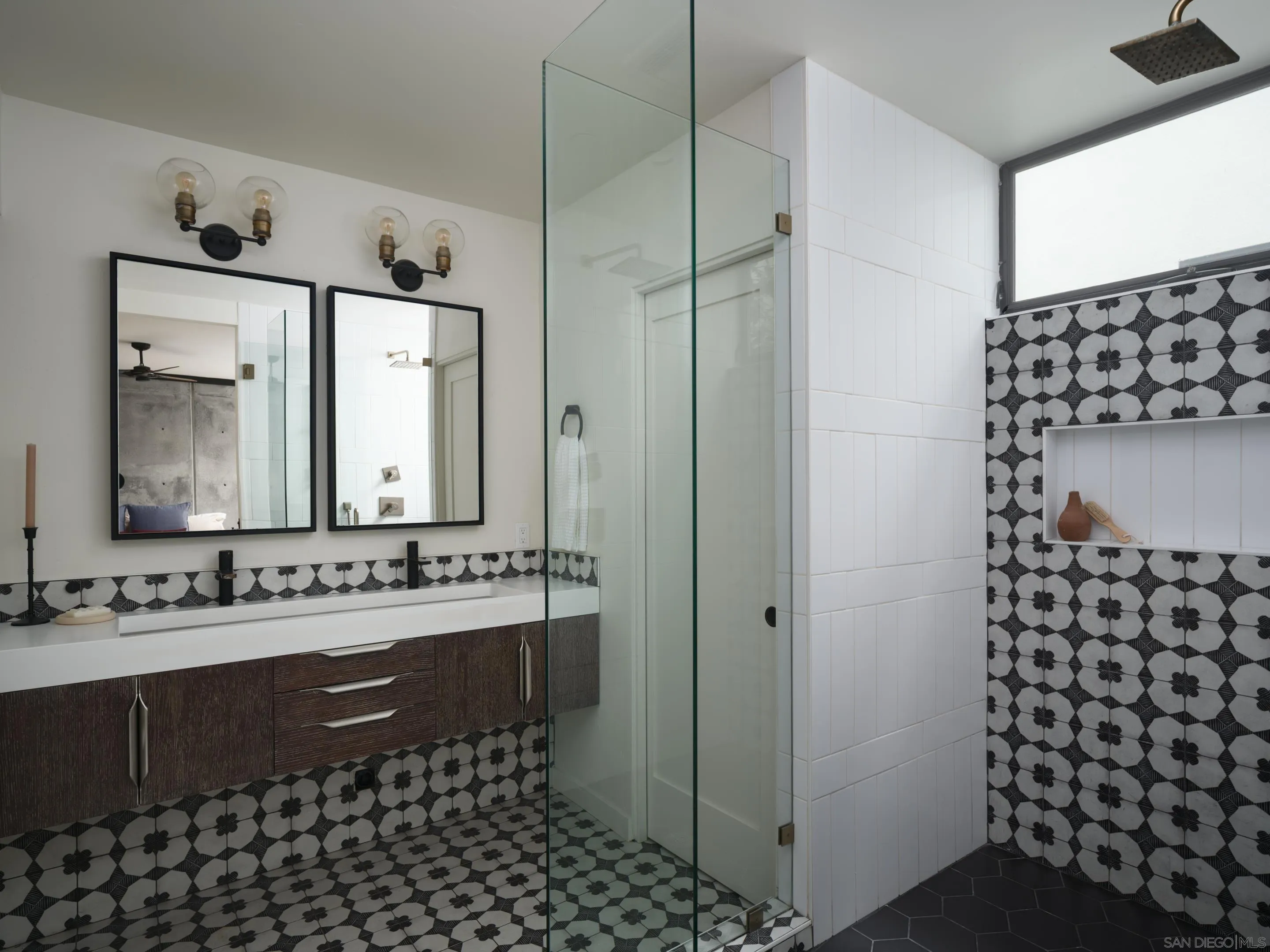 https://cdn.realtyfeed.com/cdn/127/250030811/d58f64f2b1464a6801d49b0b990591bc.webp