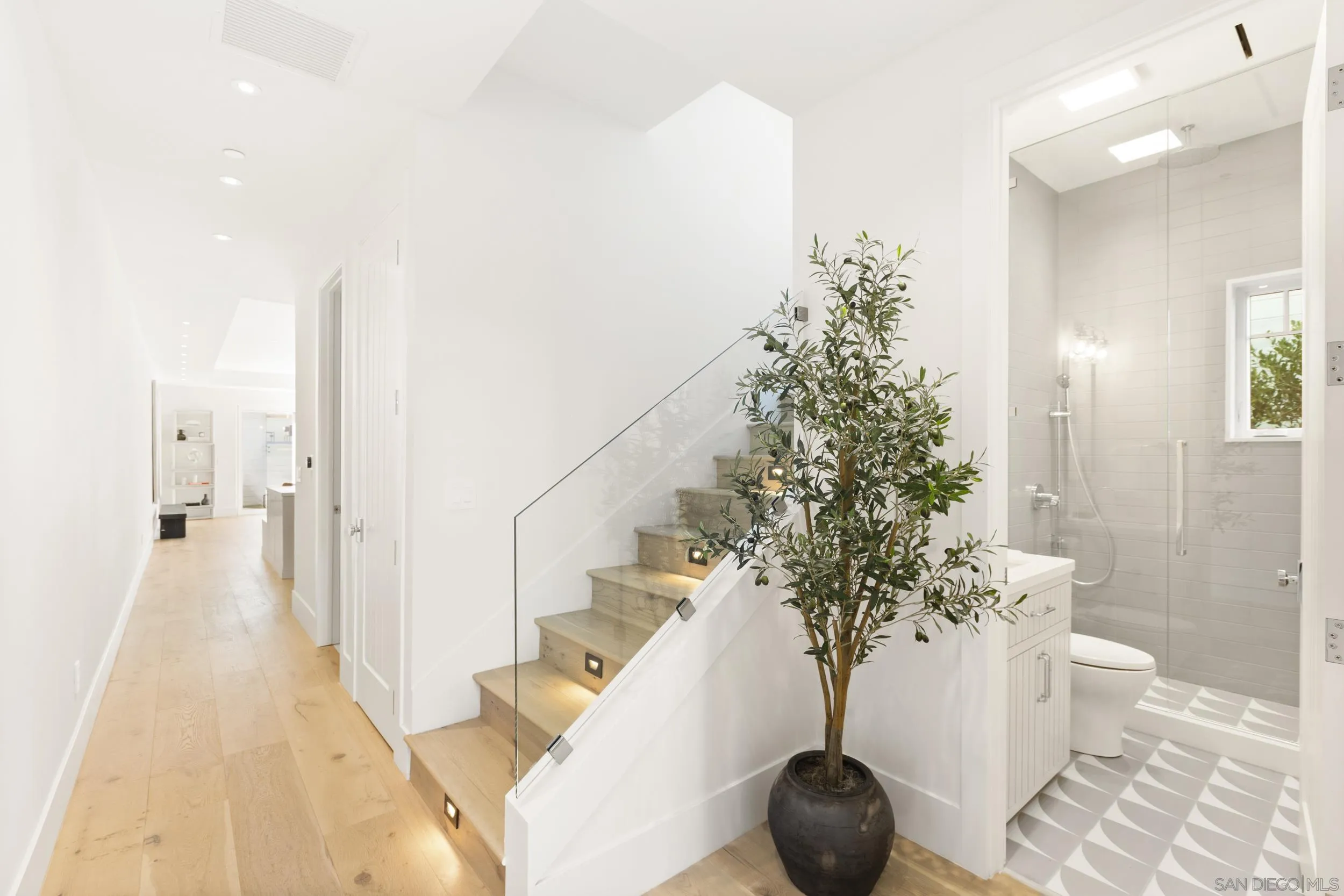 Photo #5: 250030877 Listing 