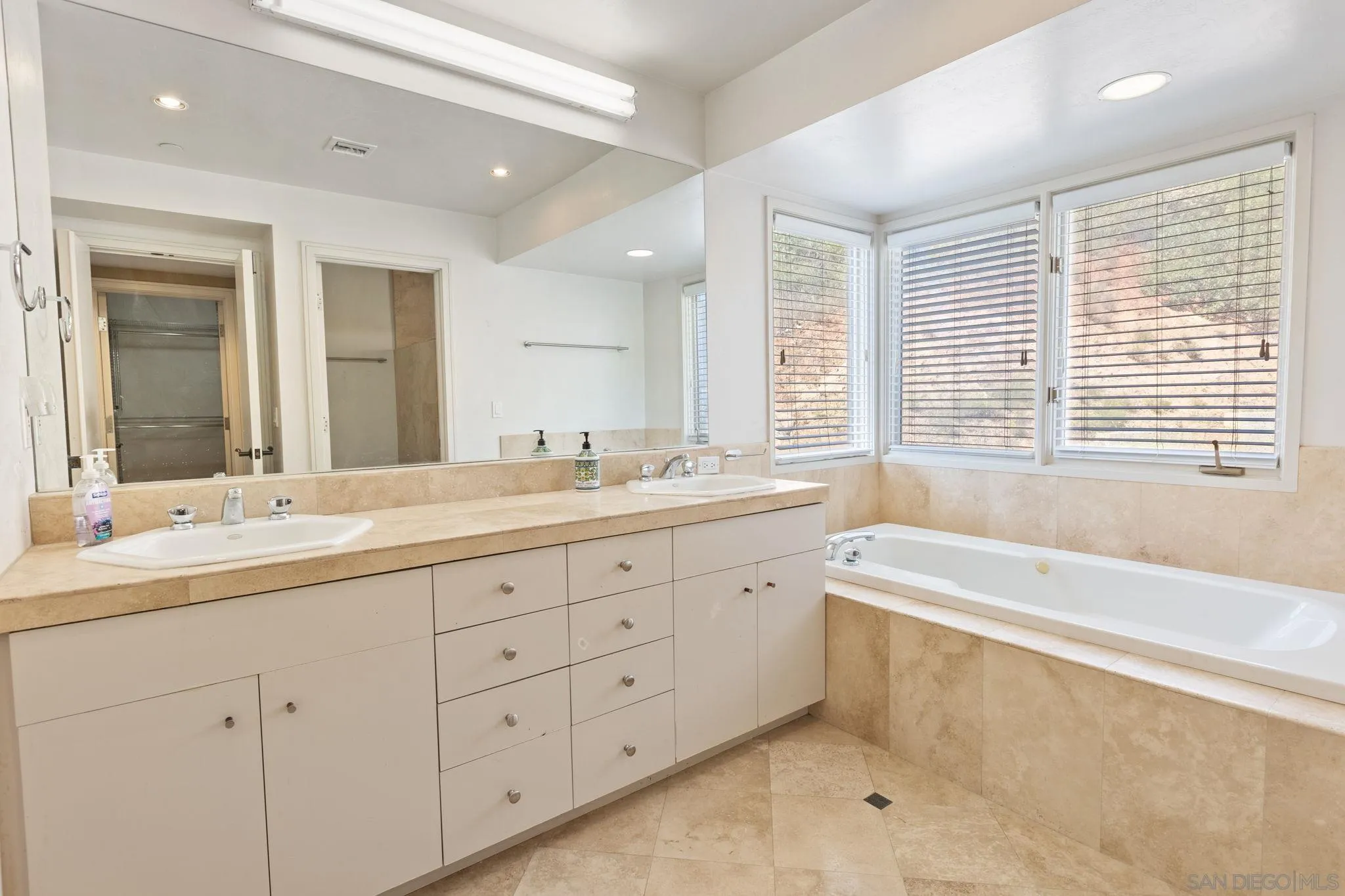 https://cdn.realtyfeed.com/cdn/127/250030967/47a5a7f42ce80532eebe165bcd53cb2f.webp