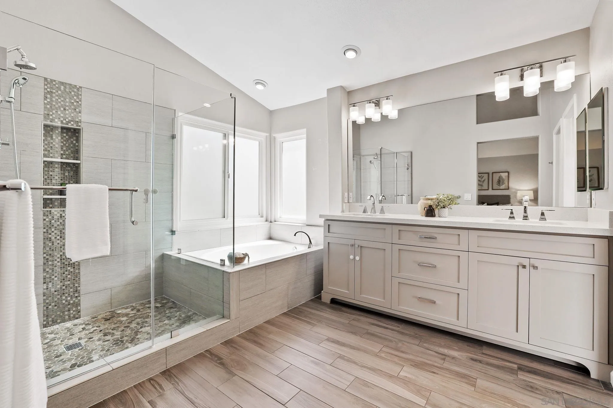 https://cdn.realtyfeed.com/cdn/127/250030971/2d3241c33f01d5087f8b3f56bf093a16.webp