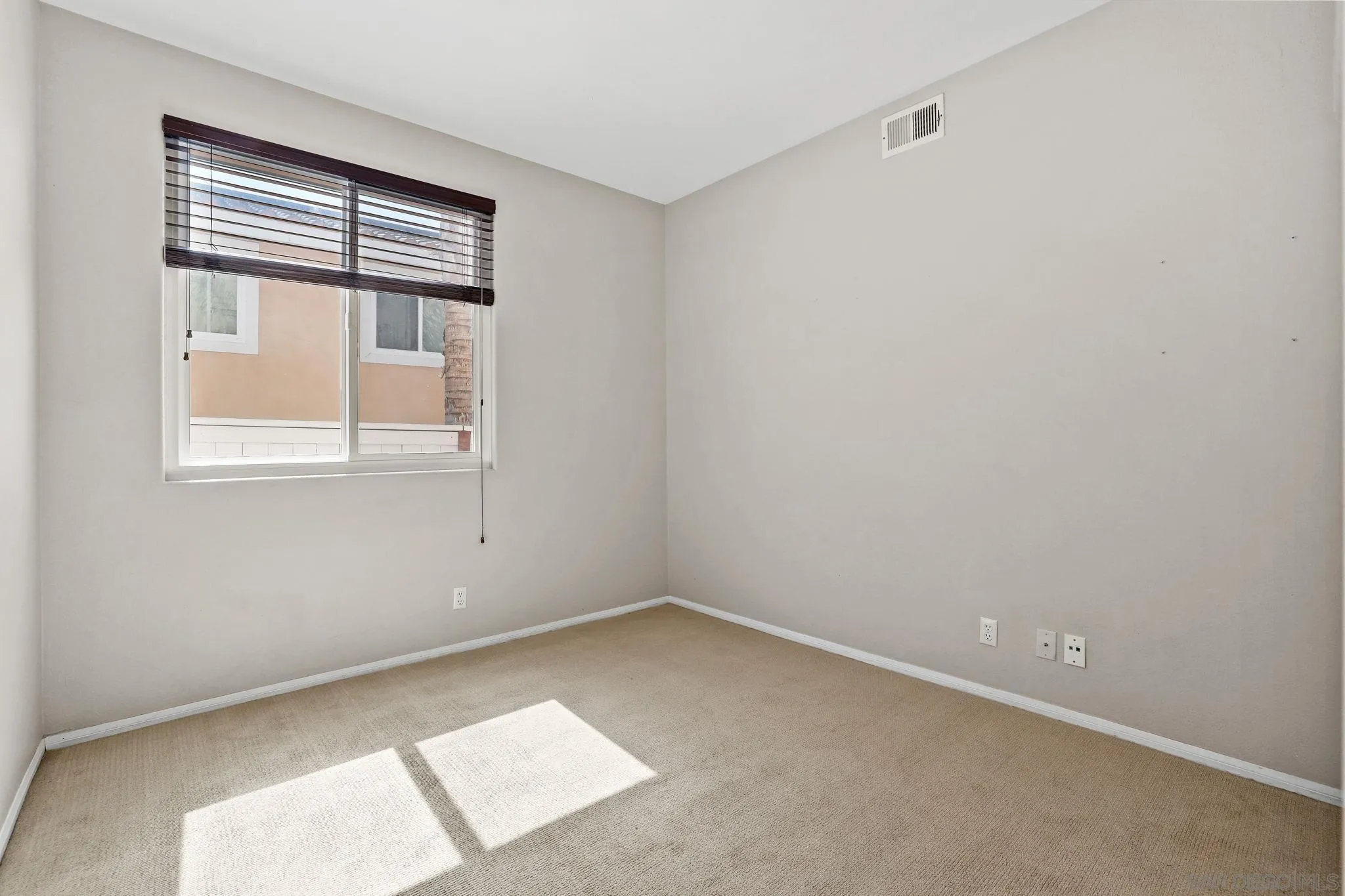 https://cdn.realtyfeed.com/cdn/127/250030971/351212a21b1e9d59ce35c1c15889d657.webp