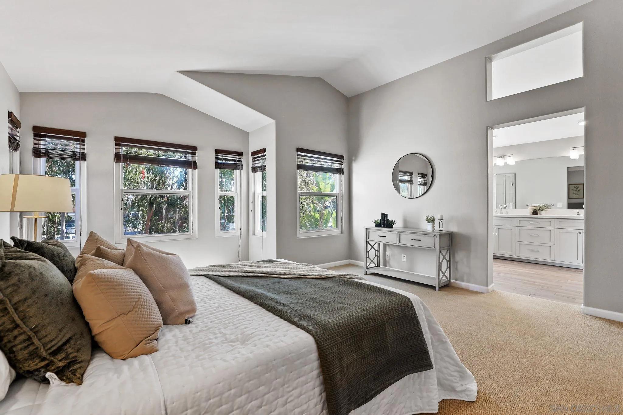 https://cdn.realtyfeed.com/cdn/127/250030971/50eb286e01d0a6e908865dbd7719e0ab.webp