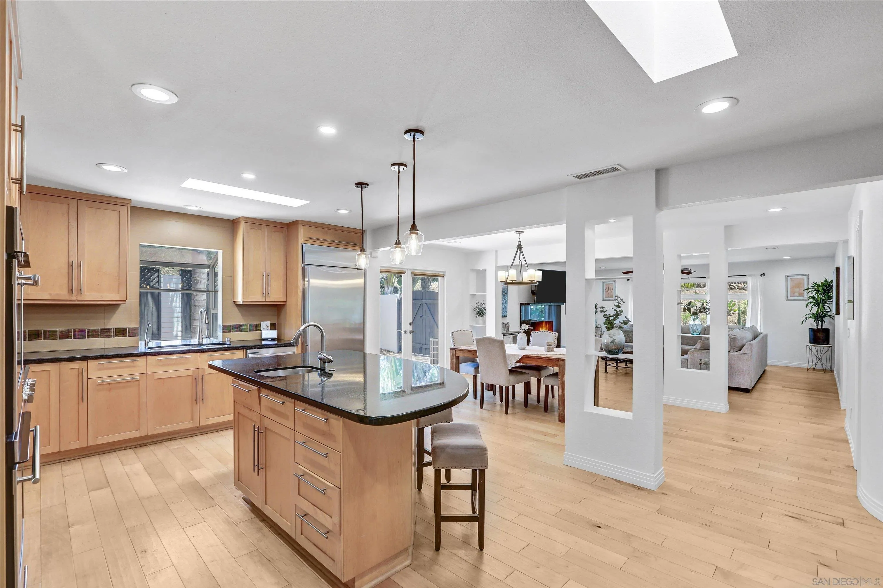 https://cdn.realtyfeed.com/cdn/127/250030984/79ce028b764da8bff0ba9ad9de059452.webp