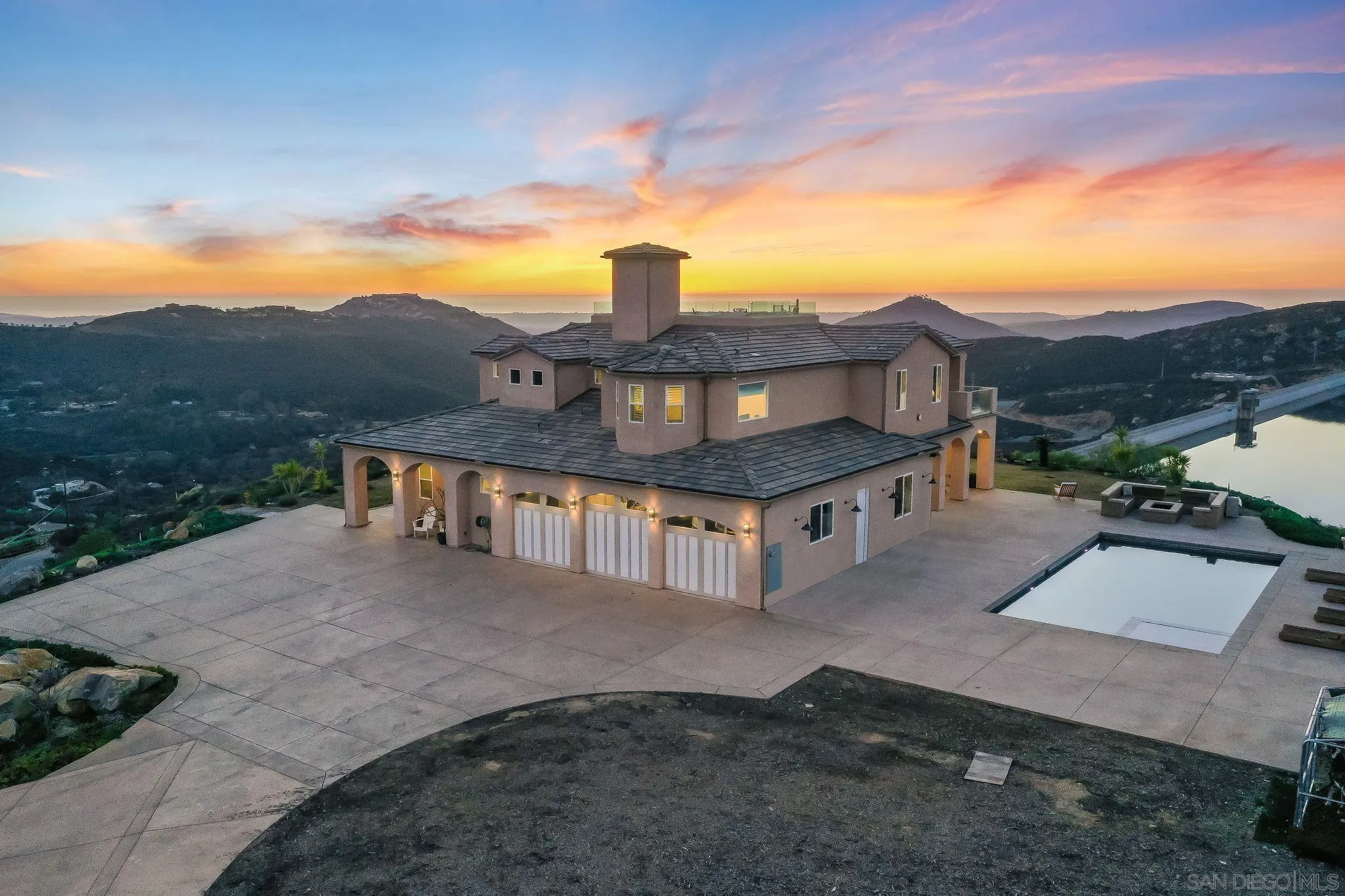 https://cdn.realtyfeed.com/cdn/127/250031024/dc4bc5e82d349d22ad61df91045a32a7.webp