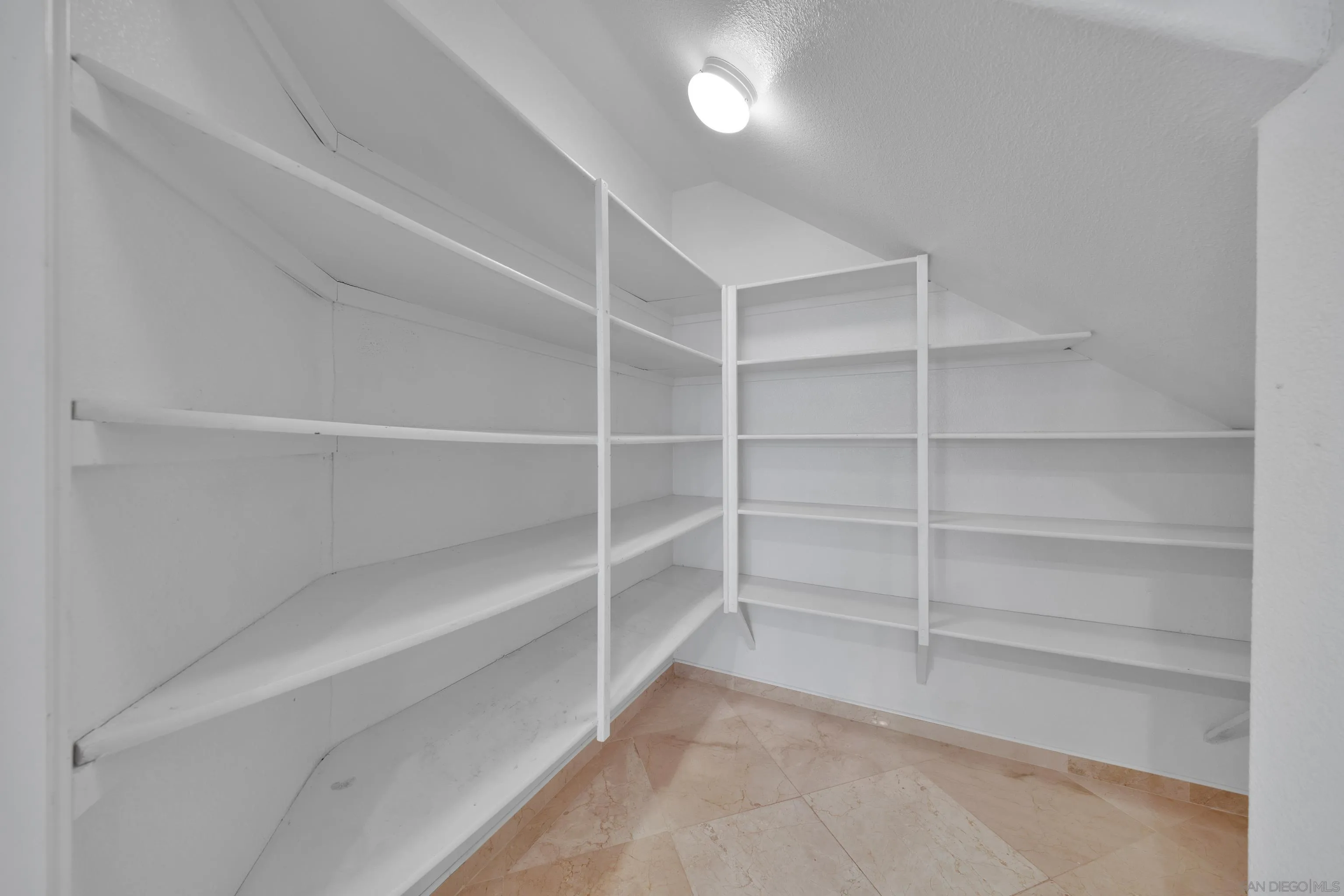 https://cdn.realtyfeed.com/cdn/127/250031038/0defe8ddac6f175922323a77b8db4774.webp