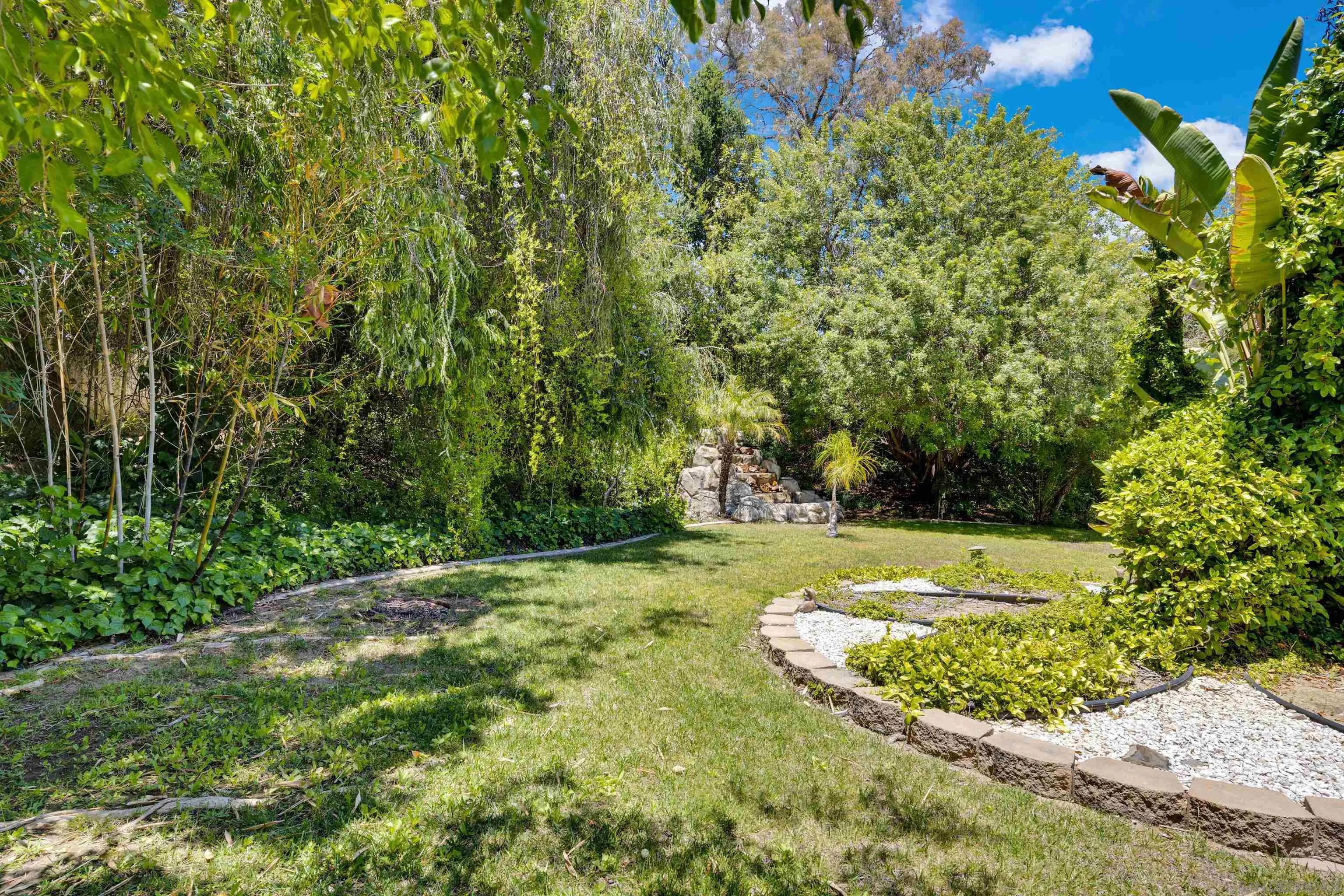 https://cdn.realtyfeed.com/cdn/127/250031038/b0feb708d380ad103e229f4156bd18c1.webp