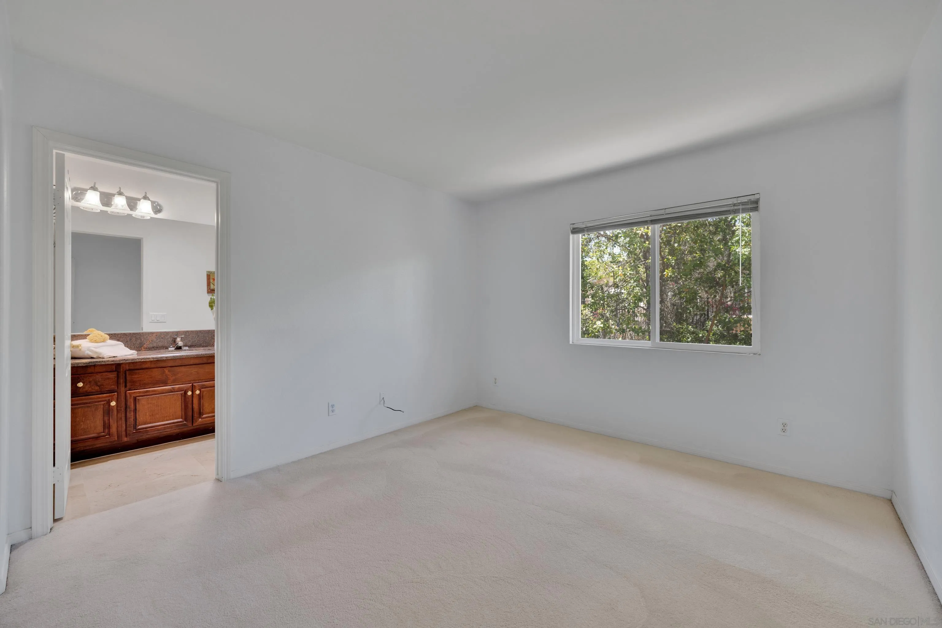 https://cdn.realtyfeed.com/cdn/127/250031038/bed24451743502cbb3146fa2463226a3.webp