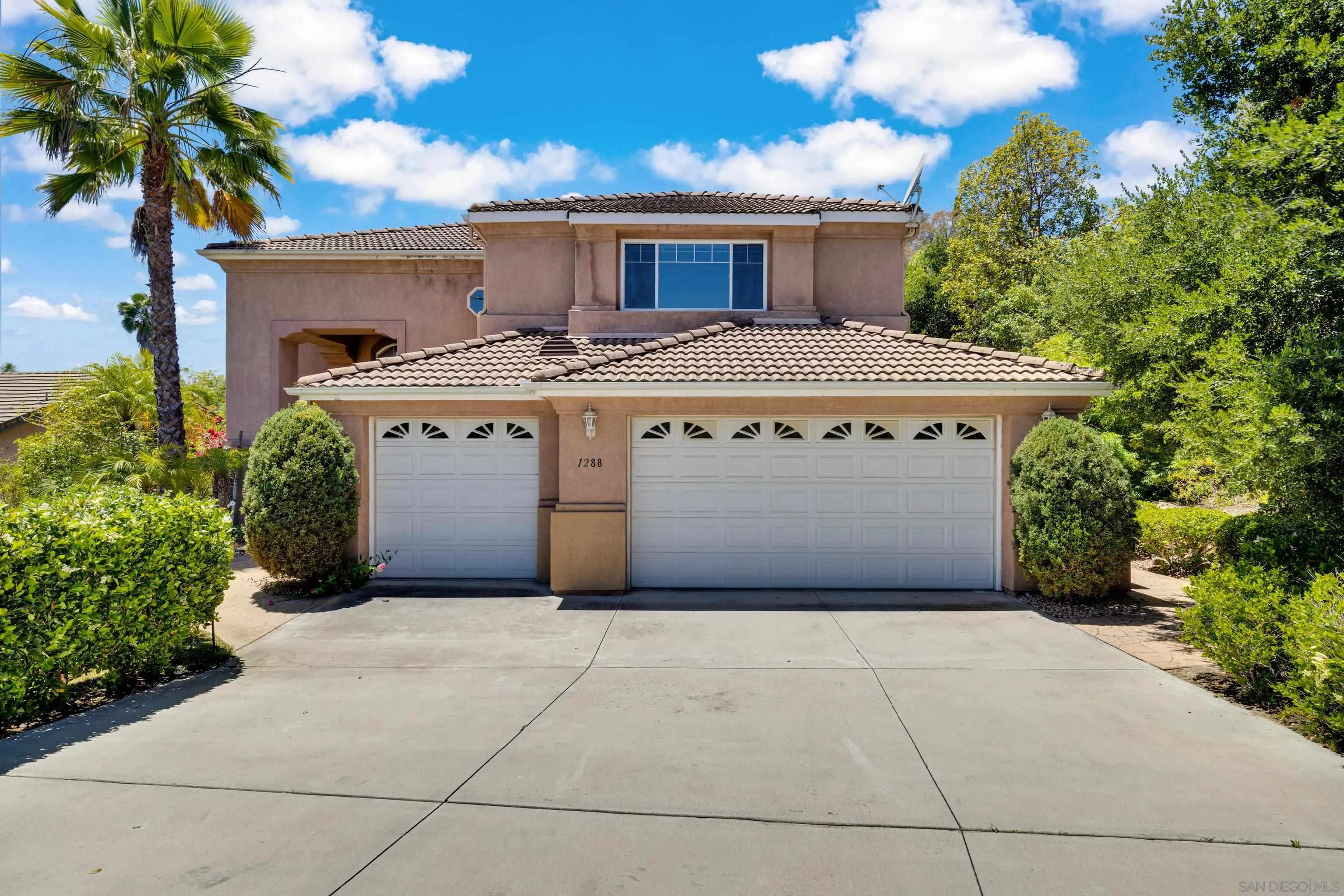 https://cdn.realtyfeed.com/cdn/127/250031038/c1b7c7cdb680aa787aad9ff7060fe851.webp